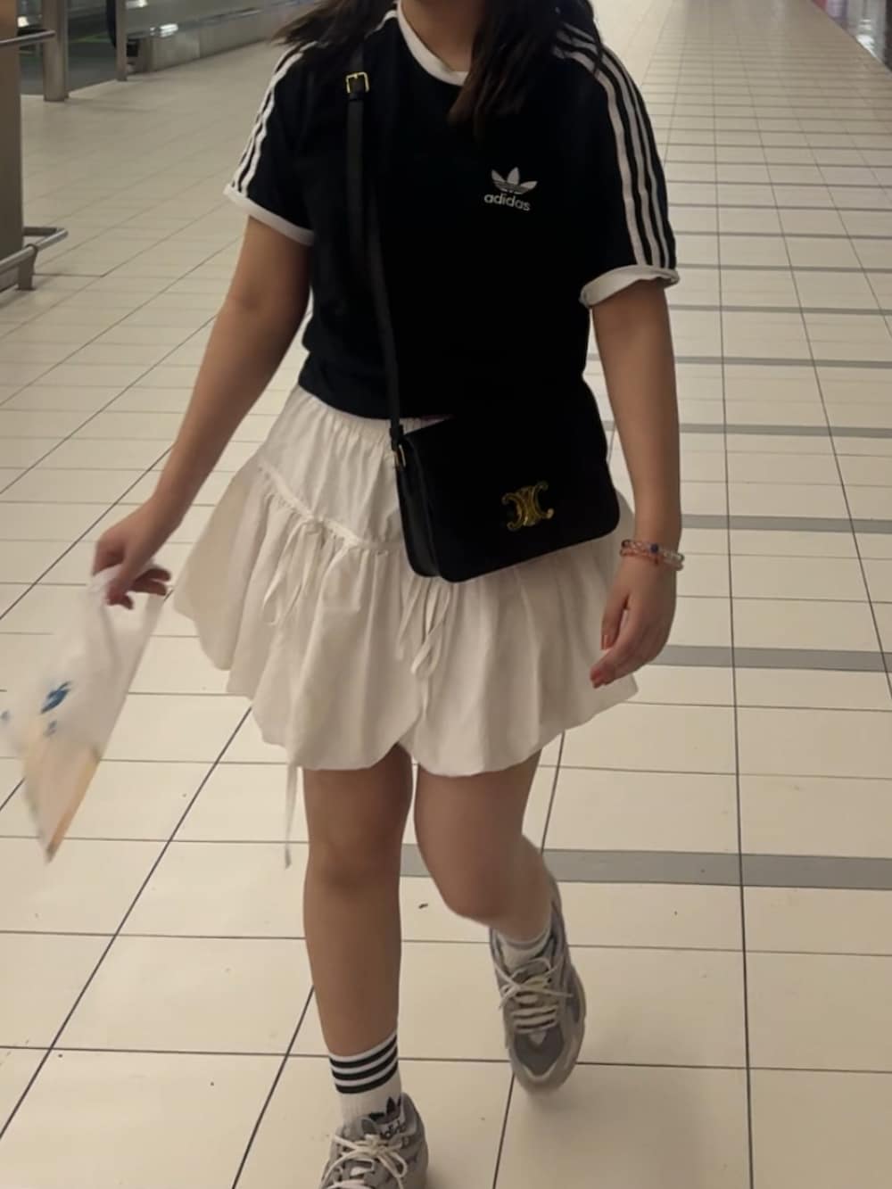 ブラック系のTシャツ/カットソー、ホワイト系のその他パンツ、シルバー系のスニーカーを着用したレディースの夏コーディネートの3枚目の写真