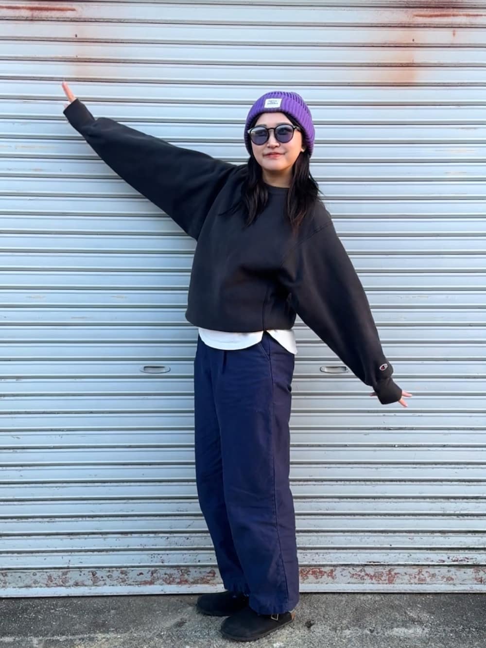 ブラック系のサンダル、パープル系のニットキャップ/ビーニーを着用したレディースの冬コーディネートの2枚目の写真