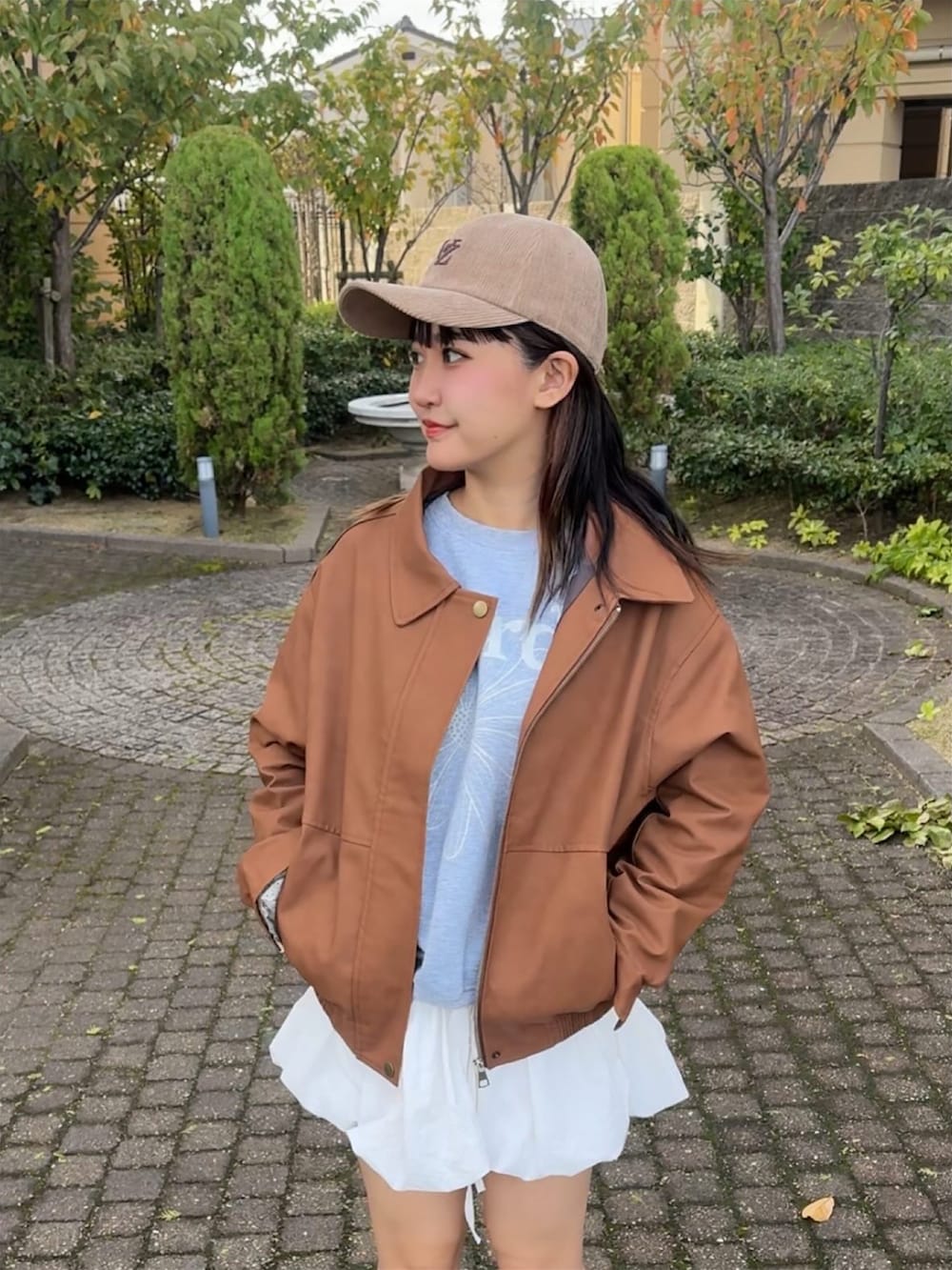 ホワイト系のその他パンツを着用したレディースの秋コーディネートの3枚目の写真