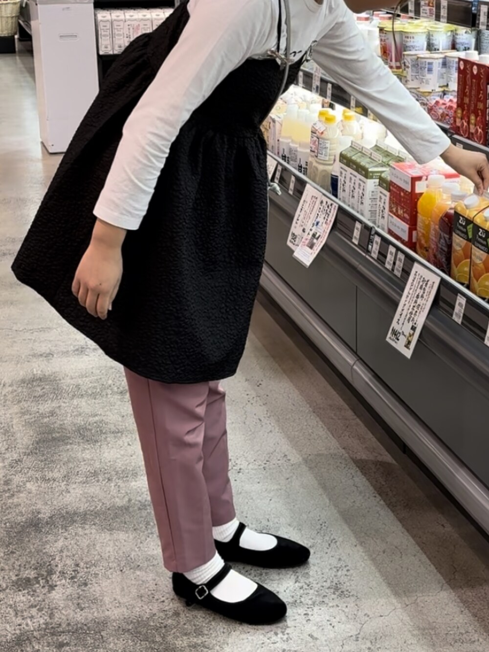 ホワイト系のTシャツ/カットソー、シルバー系のショルダーバッグ、ブラック系のバレエシューズを着用したレディースの春コーディネートの3枚目の写真