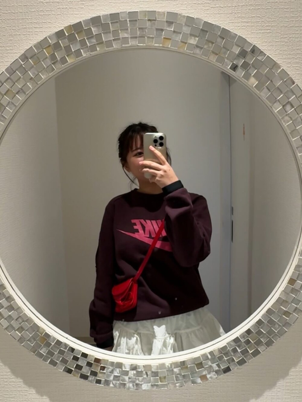 パープル系のスウェット、レッド系のショルダーバッグ、ホワイト系のその他パンツを着用したレディースの春コーディネートの3枚目の写真