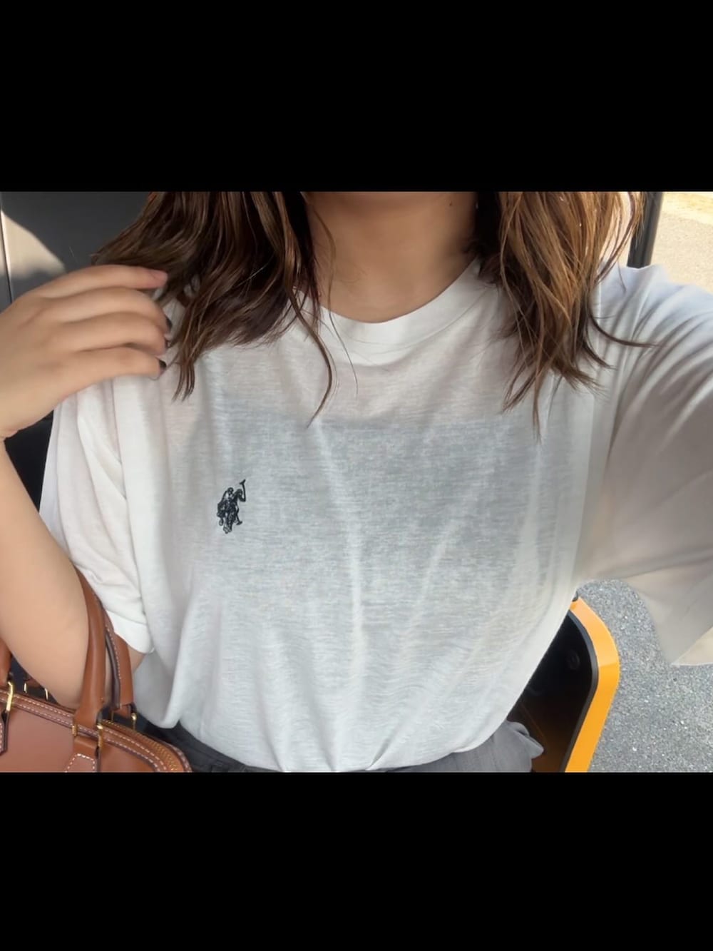 ホワイト系のTシャツ/カットソー、グレー系のスラックス、イエロー系のスニーカーを着用したレディースの春コーディネートの2枚目の写真