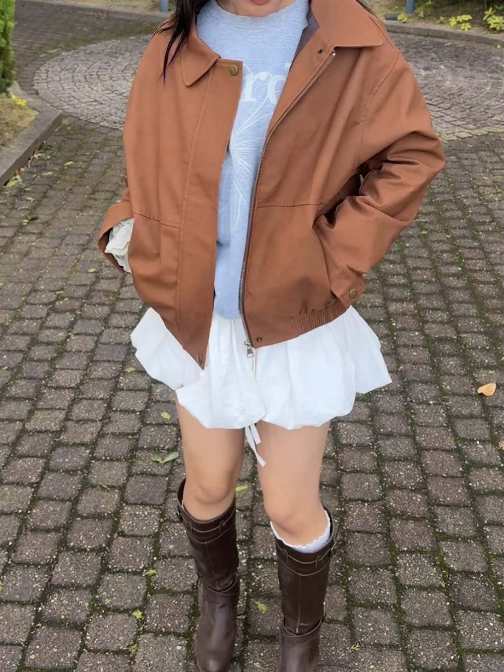 ホワイト系のその他パンツを着用したレディースの秋コーディネートの4枚目の写真