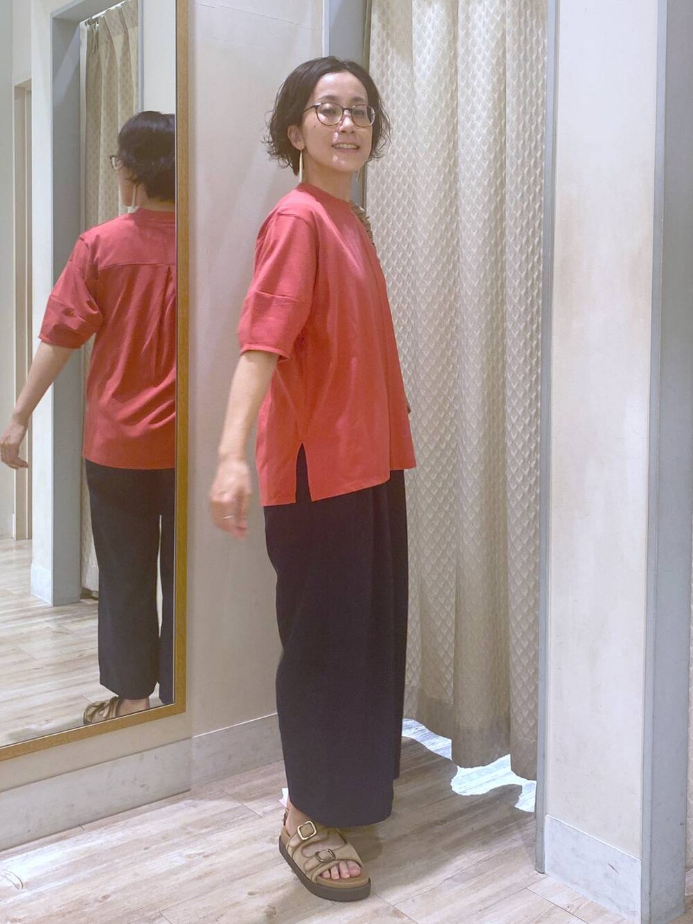 ベージュ系のサンダル、レッド系のTシャツ/カットソー、ブルー系のその他パンツを着用したレディースの夏コーディネートの7枚目の写真