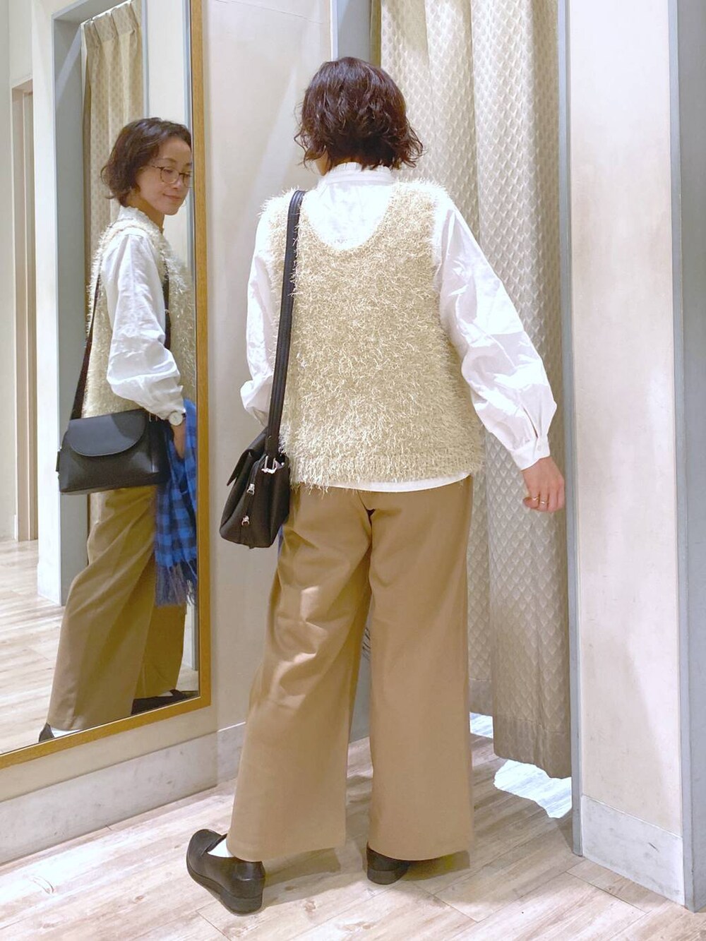 ホワイト系のシャツ/ブラウス、ベージュ系のその他パンツ、ブラック系のローファーを着用したレディースの秋コーディネートの7枚目の写真