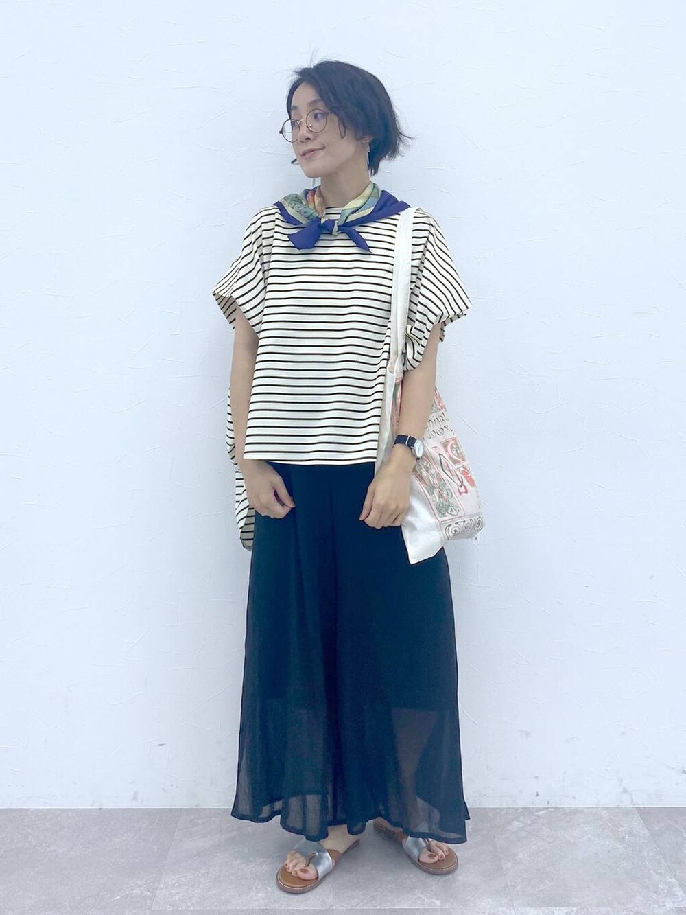 その他のTシャツ/カットソー、その他のサンダル、ブラック系のその他パンツを着用したレディースの夏コーディネートの6枚目の写真