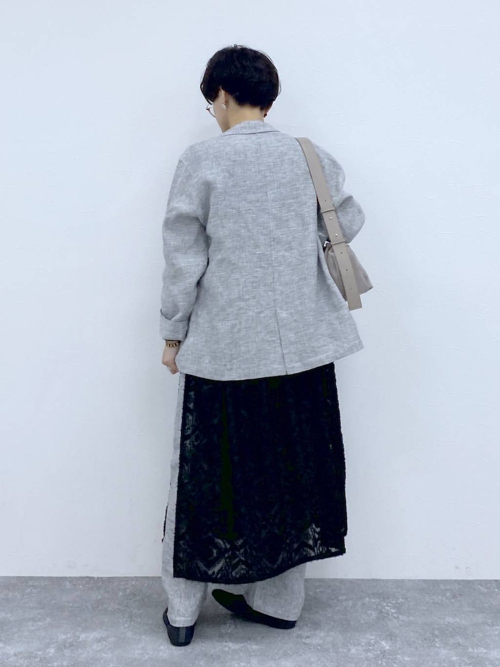 ブラック系のTシャツ/カットソー、ブラック系のベスト、グレー系のショルダーバッグを着用したレディースの春コーディネートの4枚目の写真