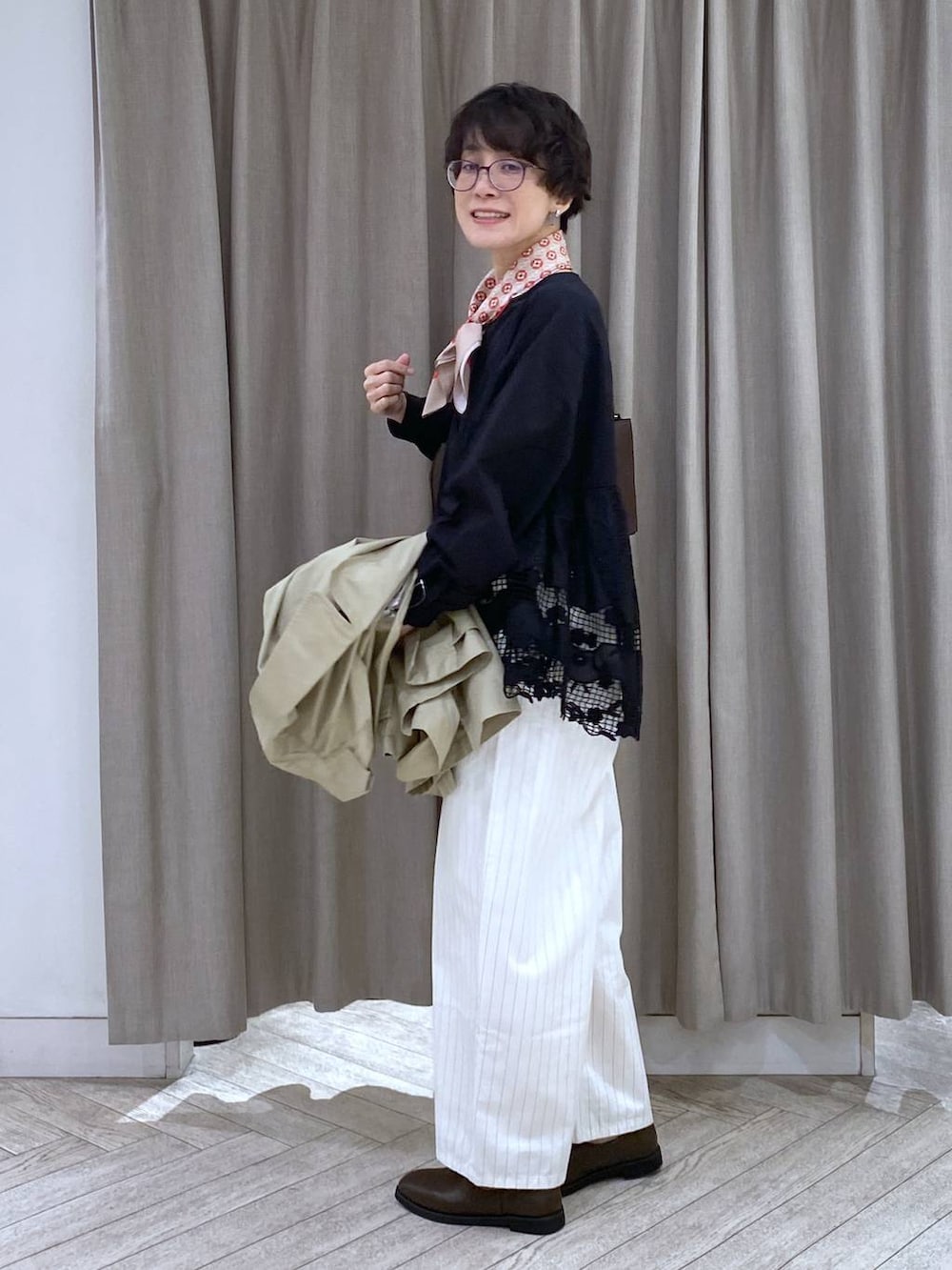 ブラウン系のスリッポン、その他のその他パンツ、ブラック系のシャツ/ブラウスを着用したレディースの春コーディネートの3枚目の写真