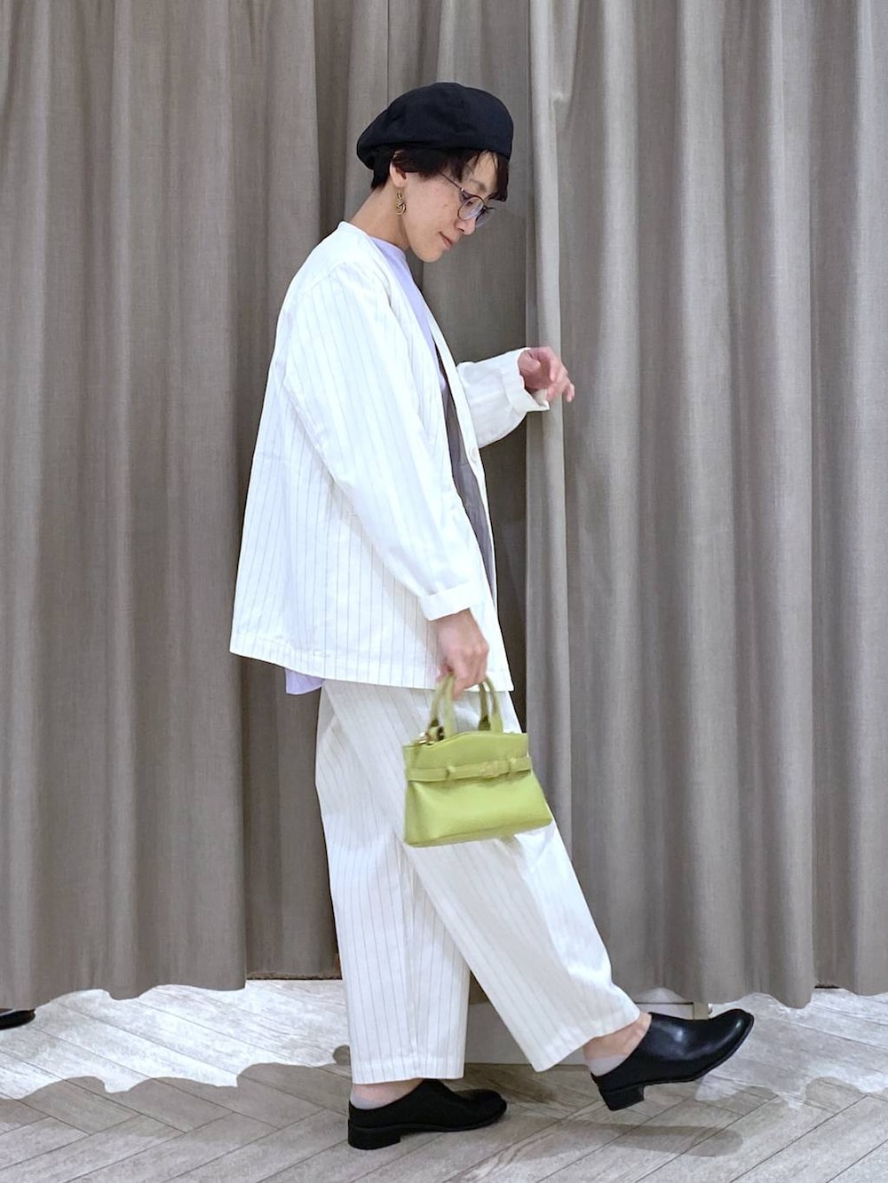 グリーン系のショルダーバッグ、その他のその他パンツ、その他のその他アウターを着用したレディースの春コーディネートの7枚目の写真