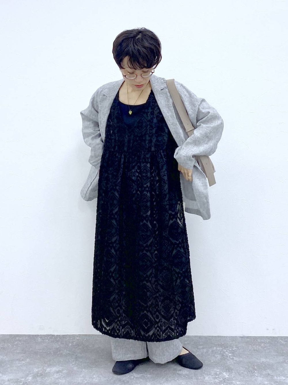 ブラック系のTシャツ/カットソー、ブラック系のベスト、グレー系のショルダーバッグを着用したレディースの春コーディネートの2枚目の写真