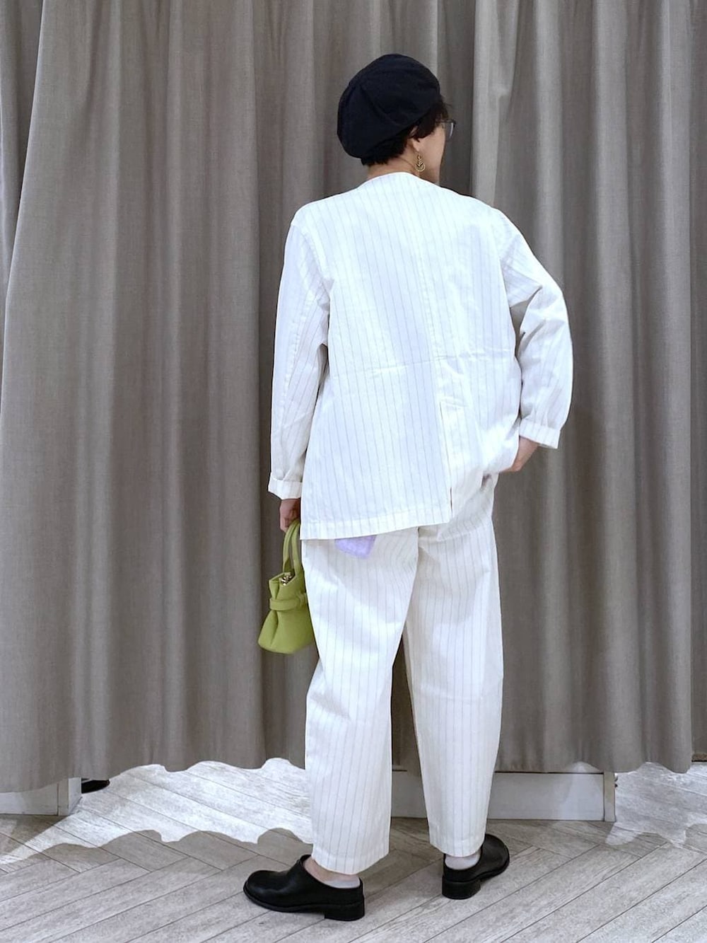 グリーン系のショルダーバッグ、その他のその他パンツ、その他のその他アウターを着用したレディースの春コーディネートの5枚目の写真