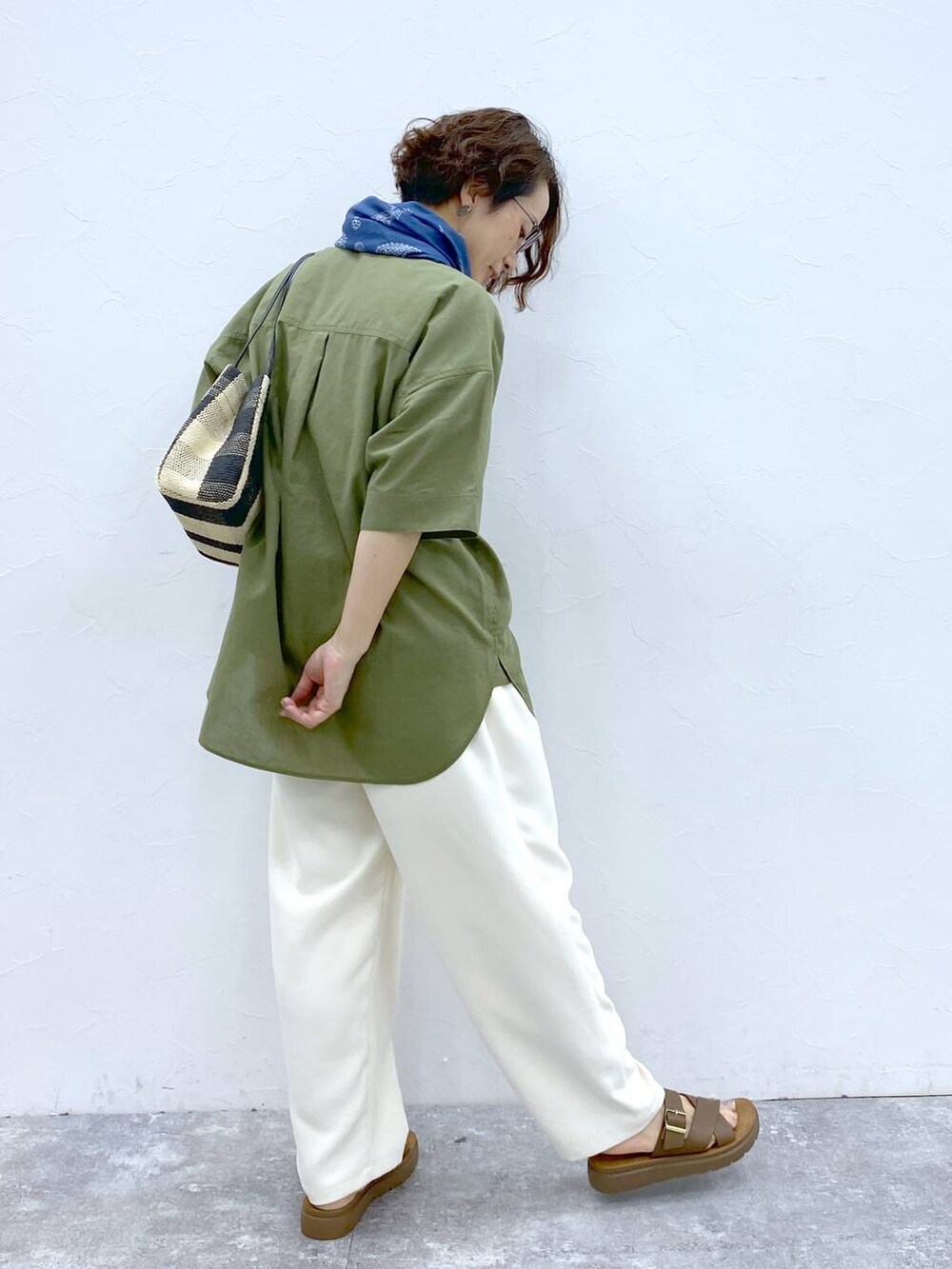 ブラウン系のサンダル、グリーン系のシャツ/ブラウス、ブラック系のトートバッグを着用したレディースの夏コーディネートの5枚目の写真