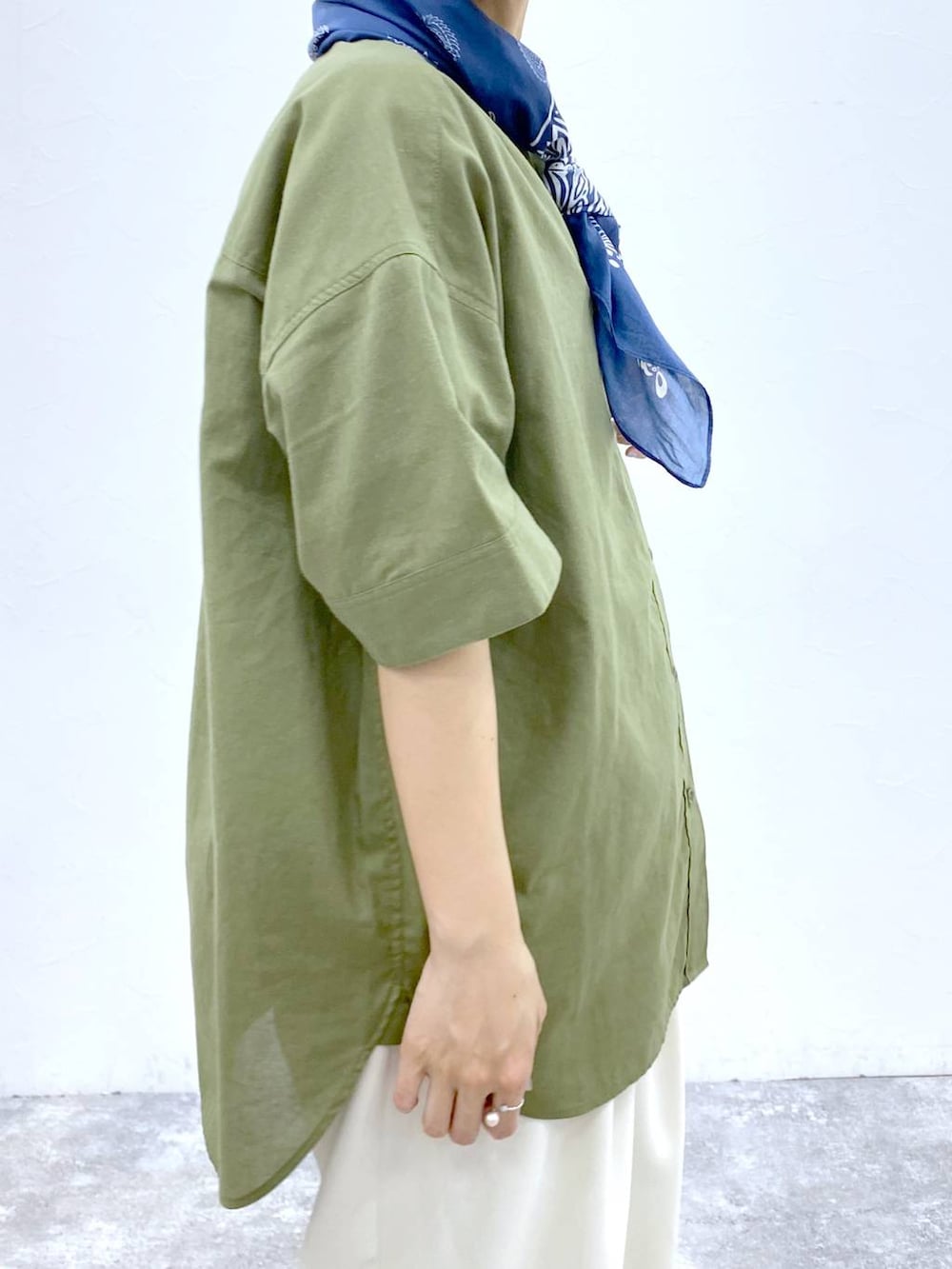 ブラウン系のサンダル、グリーン系のシャツ/ブラウス、ブラック系のトートバッグを着用したレディースの夏コーディネートの8枚目の写真