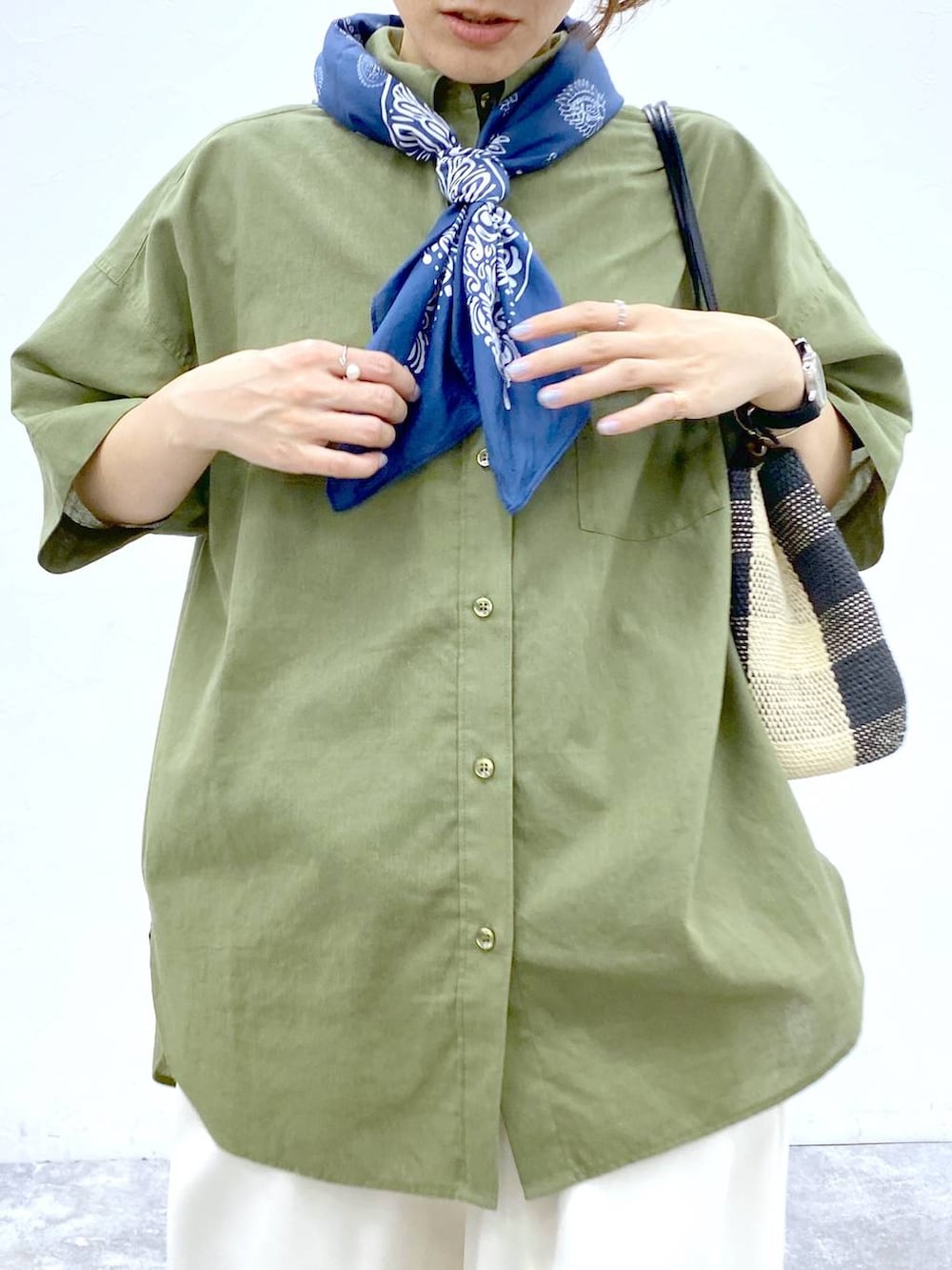 ブラウン系のサンダル、グリーン系のシャツ/ブラウス、ブラック系のトートバッグを着用したレディースの夏コーディネートの7枚目の写真