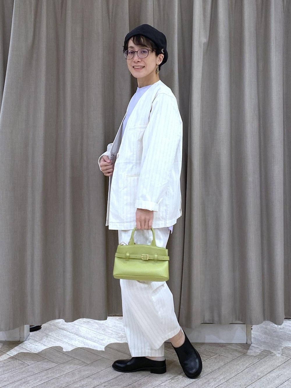 グリーン系のショルダーバッグ、その他のその他パンツ、その他のその他アウターを着用したレディースの春コーディネートの3枚目の写真