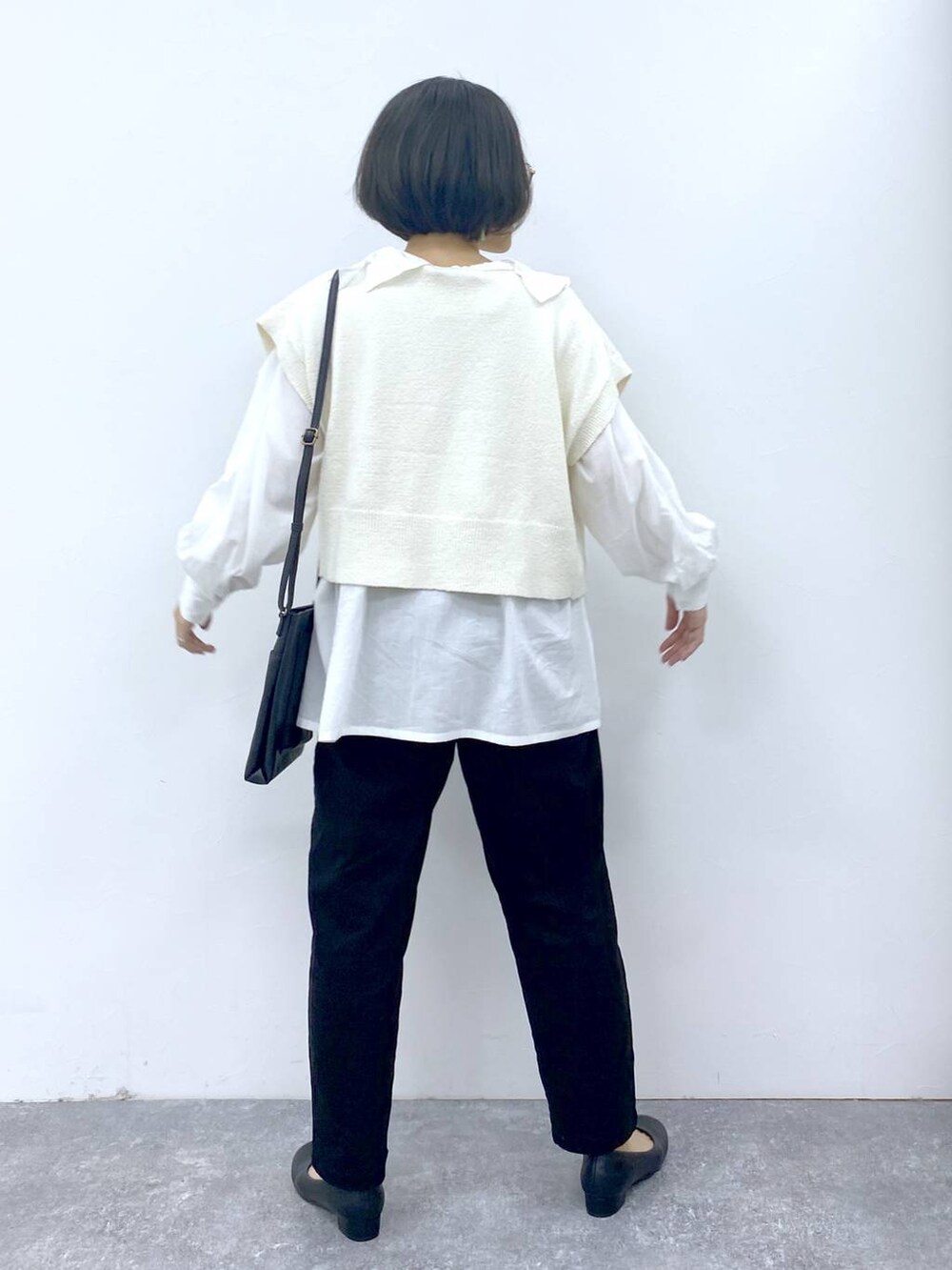 ホワイト系のシャツ/ブラウス、グレー系のタンクトップ、ブラック系のパンプスを着用したレディースの冬コーディネートの5枚目の写真