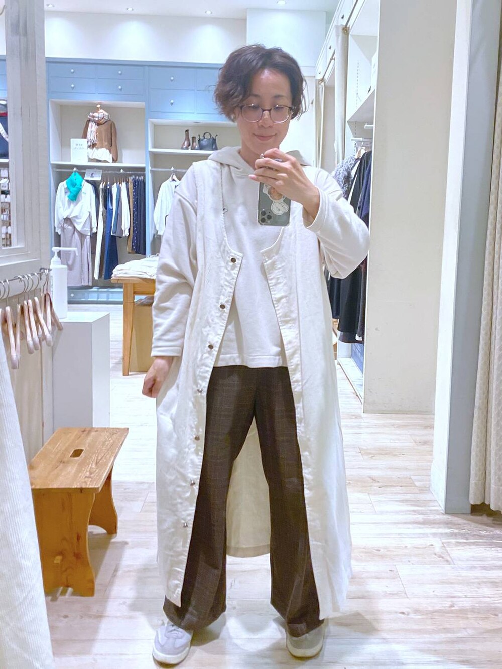 ブラウン系のその他パンツ、グレー系のスウェット、ベージュ系のワンピースを着用したレディースの秋コーディネートの4枚目の写真