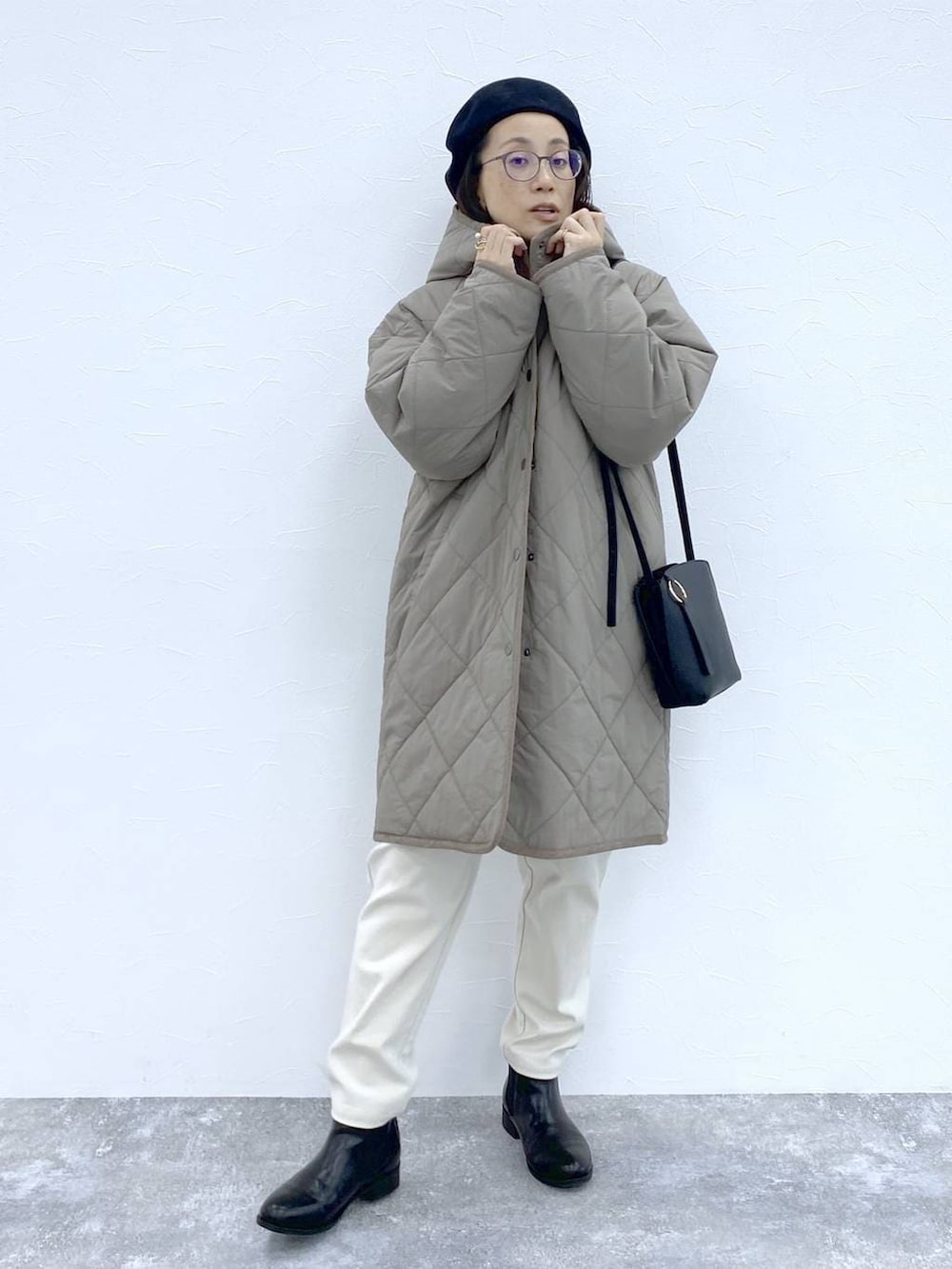 ブラック系のブーツ、ブラウン系のダウンジャケット/コート、ブラック系のショルダーバッグを着用したレディースの冬コーディネートの7枚目の写真