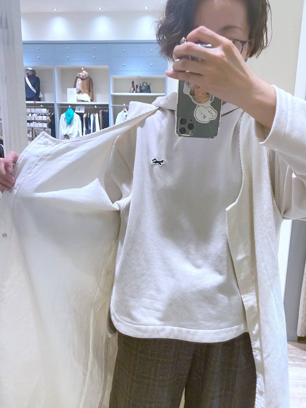 ブラウン系のその他パンツ、グレー系のスウェット、ベージュ系のワンピースを着用したレディースの秋コーディネートの3枚目の写真