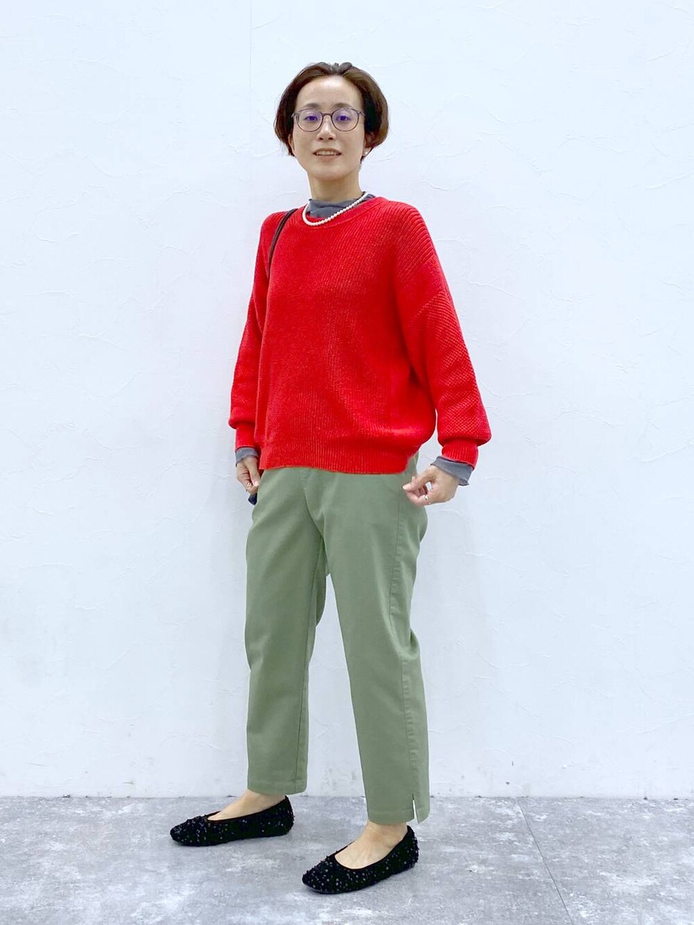グレー系のTシャツ/カットソー、グリーン系のその他パンツ、ブラック系のバレエシューズを着用したレディースの春コーディネートの2枚目の写真