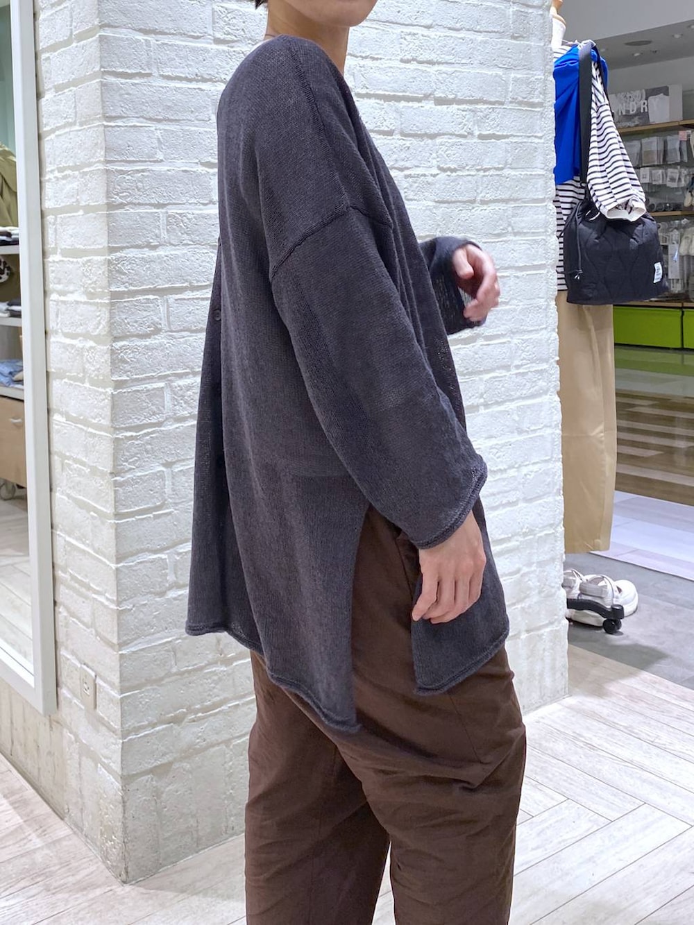 ホワイト系のTシャツ/カットソー、ブラウン系のその他パンツ、グレー系のカーディガン/ボレロを着用したレディースの春コーディネートの8枚目の写真