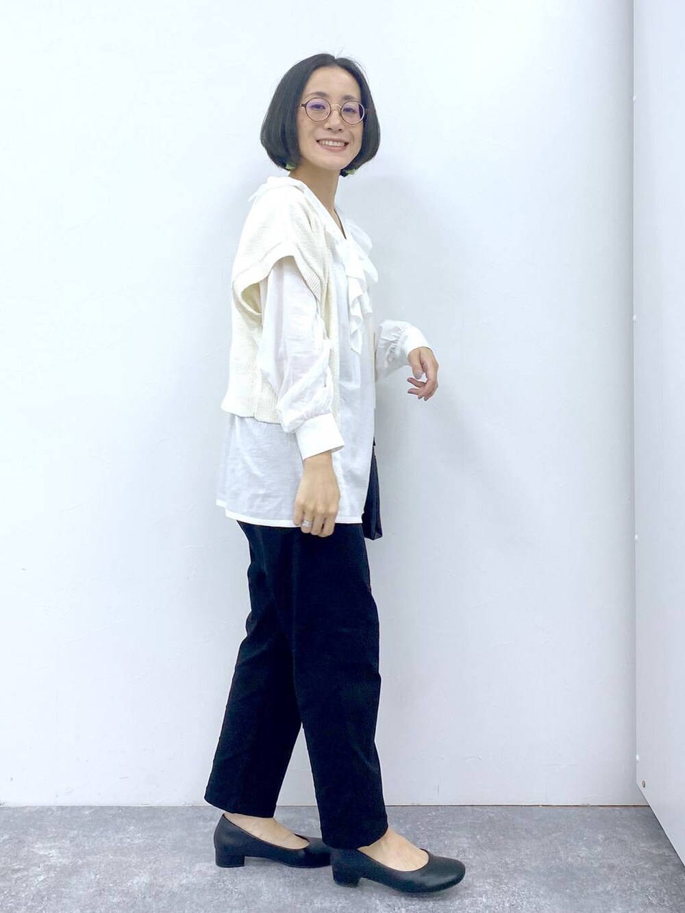 ホワイト系のシャツ/ブラウス、グレー系のタンクトップ、ブラック系のパンプスを着用したレディースの冬コーディネートの7枚目の写真