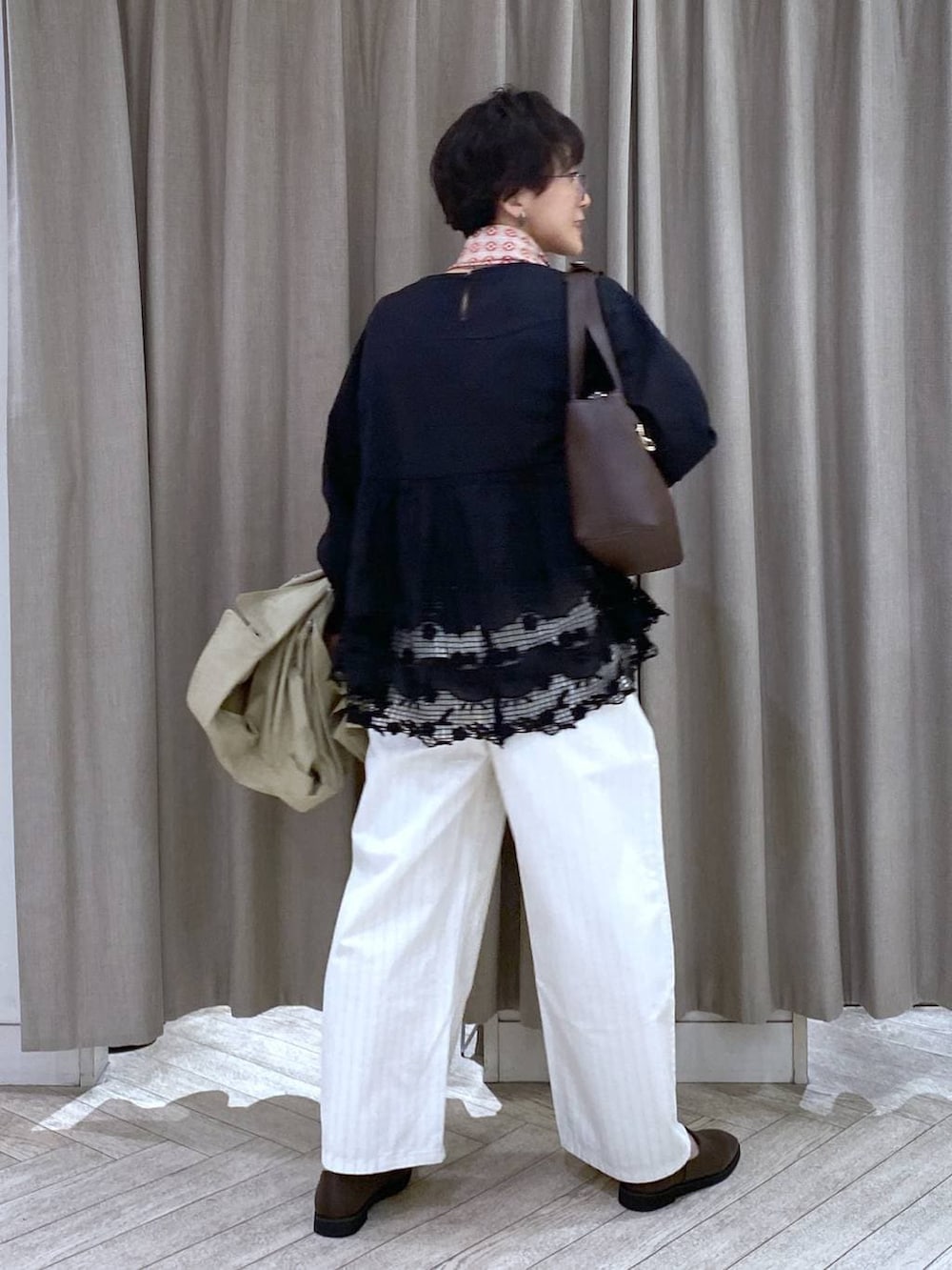 ブラウン系のスリッポン、その他のその他パンツ、ブラック系のシャツ/ブラウスを着用したレディースの春コーディネートの4枚目の写真