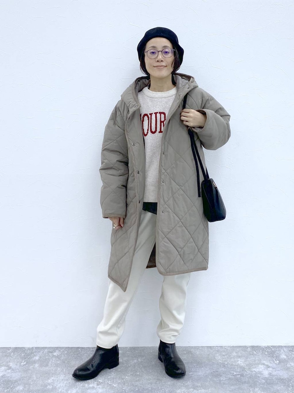 ブラック系のブーツ、ブラウン系のダウンジャケット/コート、ブラック系のショルダーバッグを着用したレディースの冬コーディネートの8枚目の写真