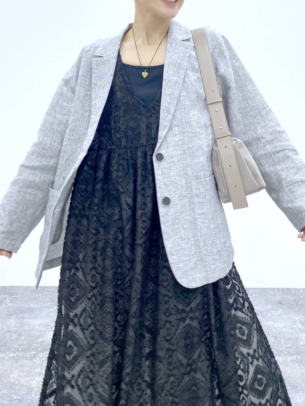 ブラック系のTシャツ/カットソー、ブラック系のベスト、グレー系のショルダーバッグを着用したレディースの春コーディネートの7枚目の写真