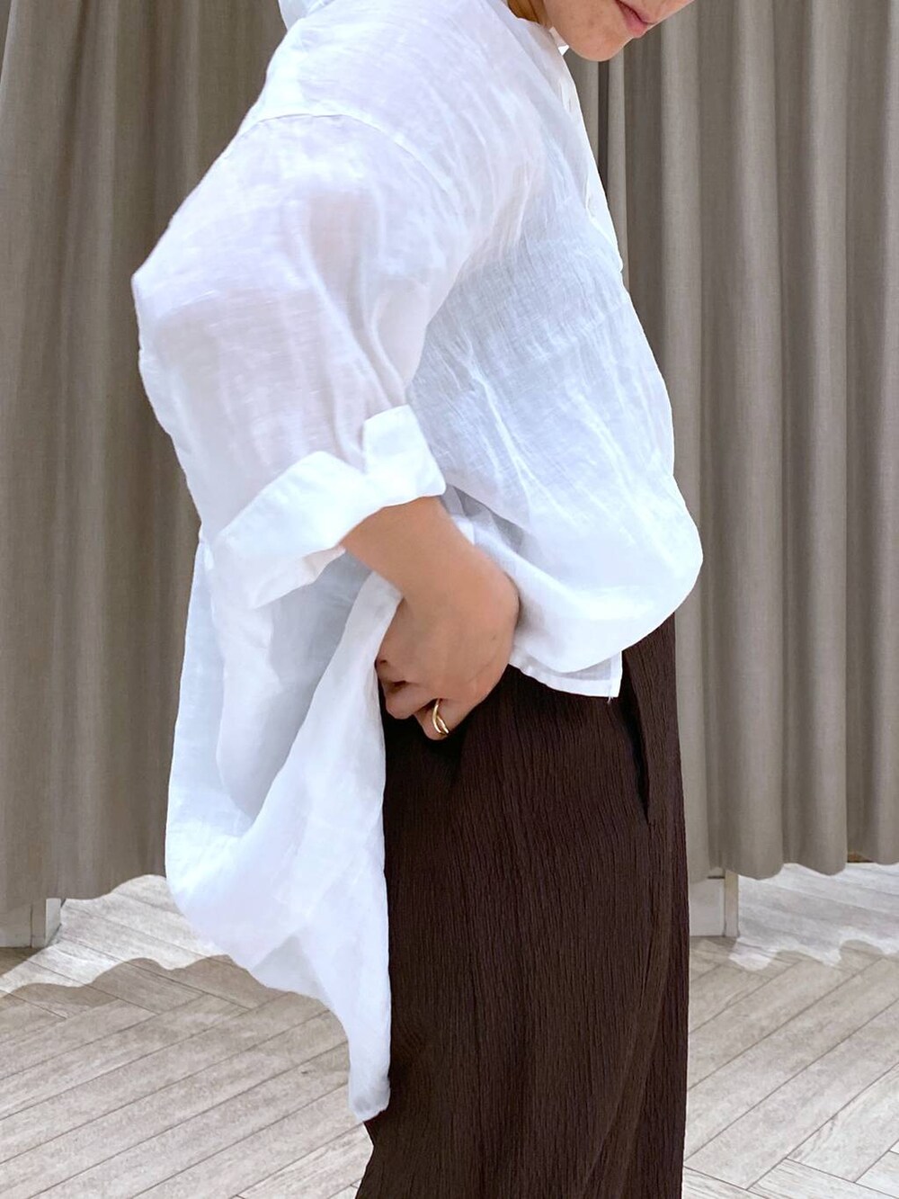 ホワイト系のシャツ/ブラウス、グレー系のパンプス、ブラウン系のその他パンツを着用したレディースの秋コーディネートの7枚目の写真