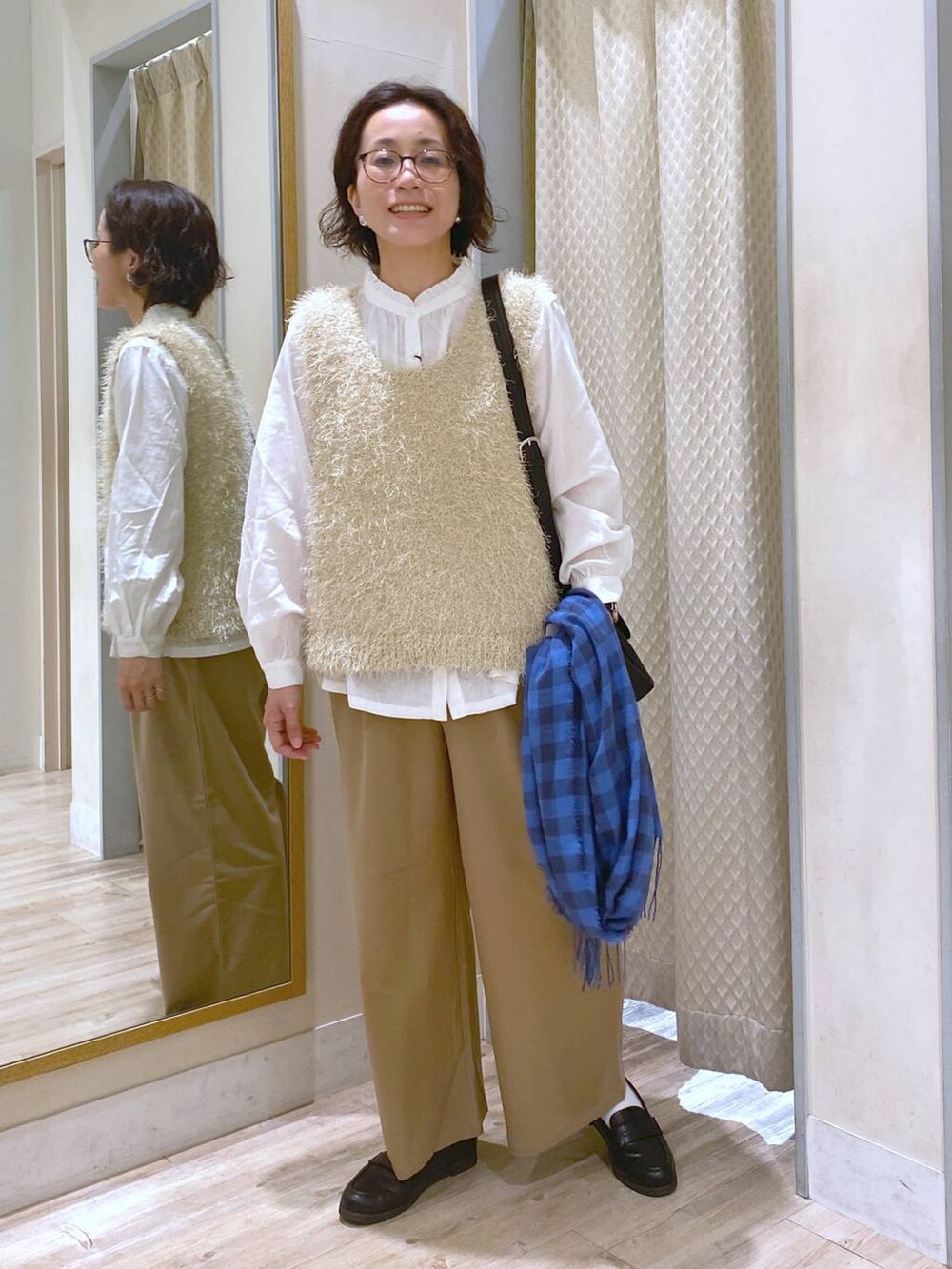 ホワイト系のシャツ/ブラウス、ベージュ系のその他パンツ、ブラック系のローファーを着用したレディースの秋コーディネートの5枚目の写真