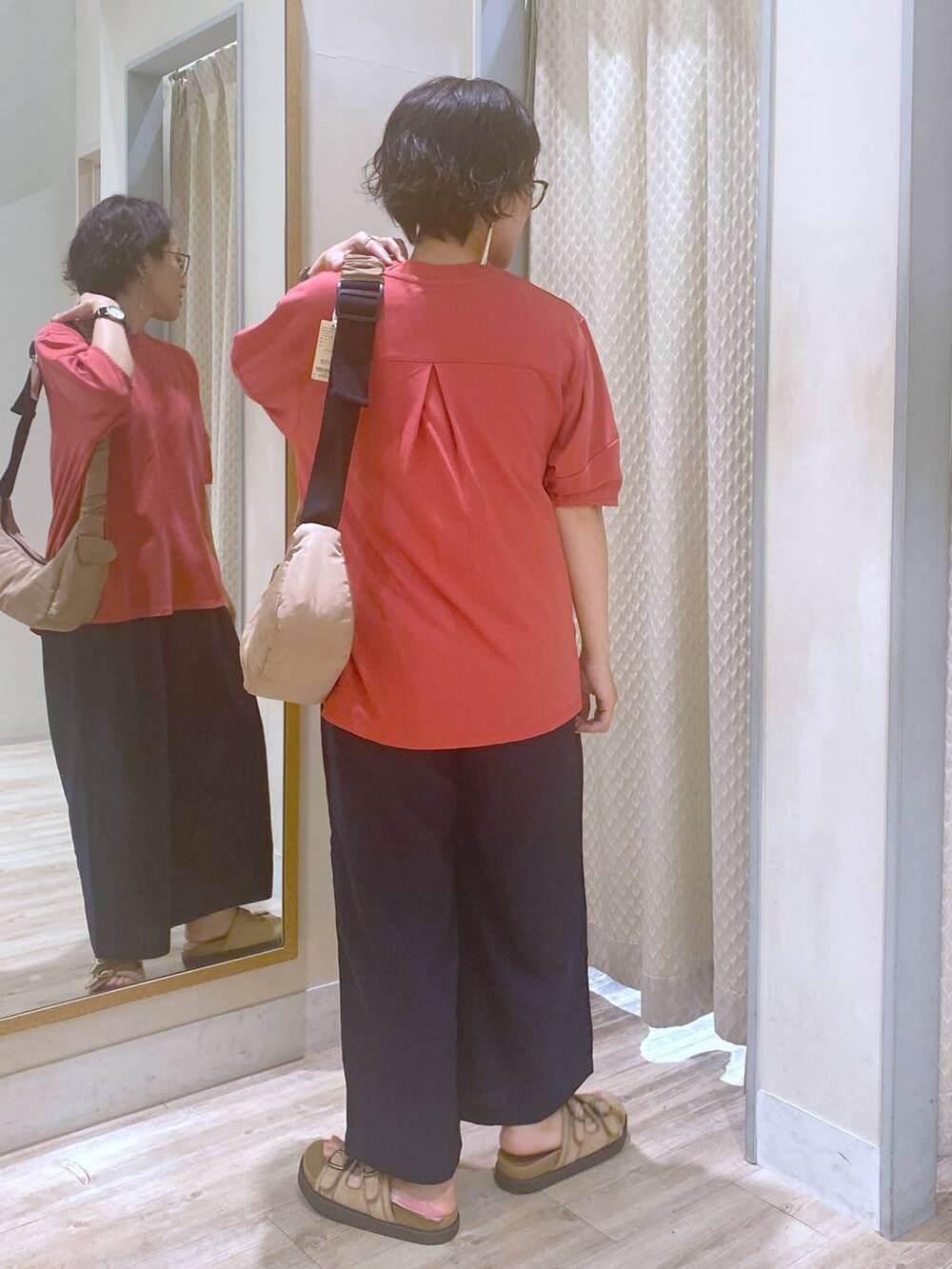 ベージュ系のサンダル、レッド系のTシャツ/カットソー、ブルー系のその他パンツを着用したレディースの夏コーディネートの5枚目の写真