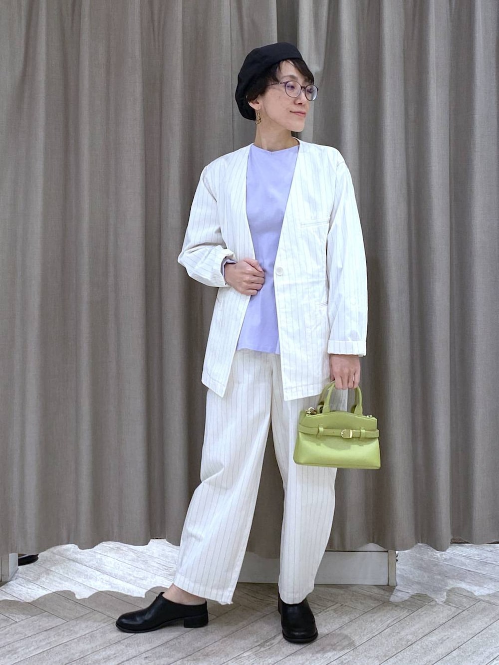 グリーン系のショルダーバッグ、その他のその他パンツ、その他のその他アウターを着用したレディースの春コーディネートの2枚目の写真