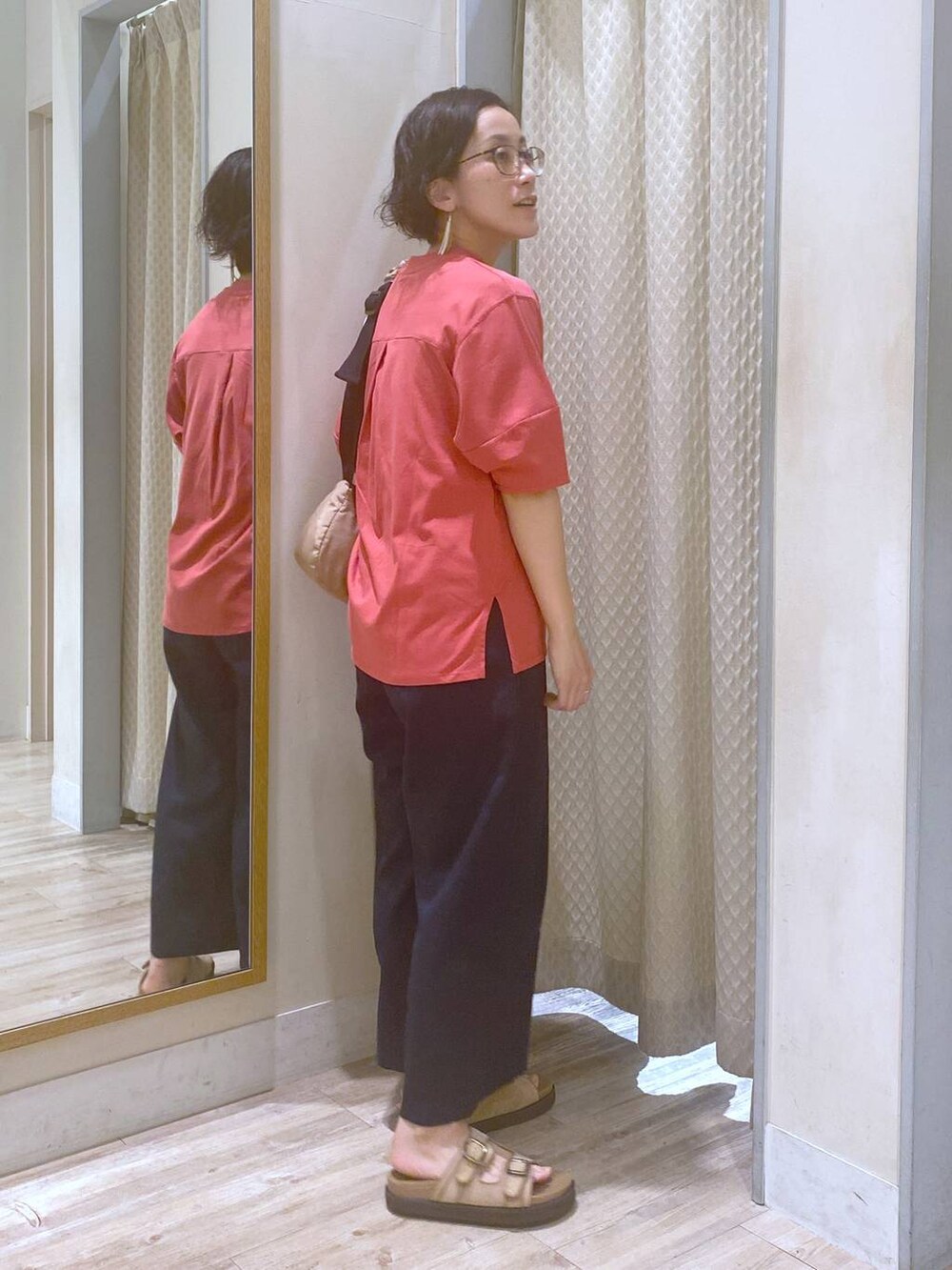 ベージュ系のサンダル、レッド系のTシャツ/カットソー、ブルー系のその他パンツを着用したレディースの夏コーディネートの6枚目の写真