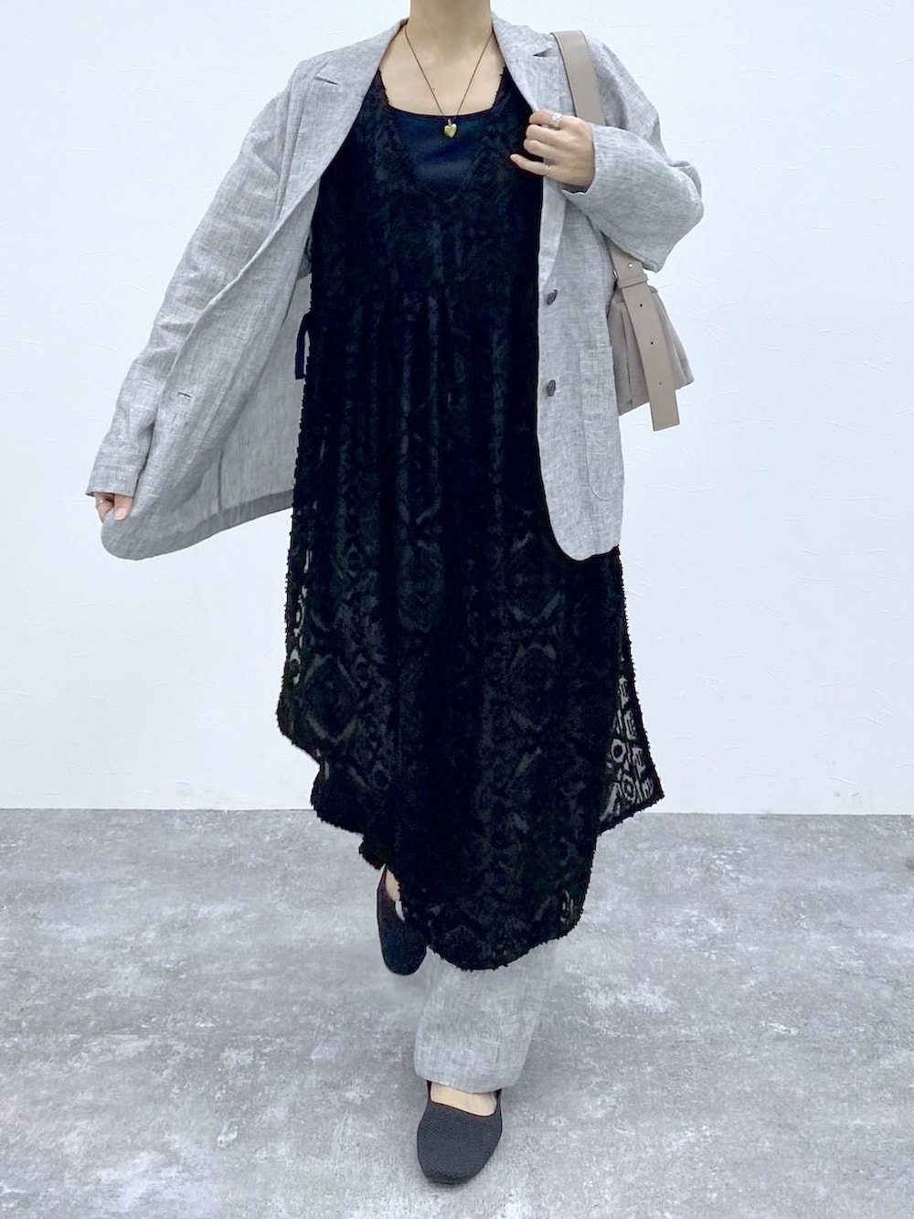 ブラック系のTシャツ/カットソー、ブラック系のベスト、グレー系のショルダーバッグを着用したレディースの春コーディネートの8枚目の写真