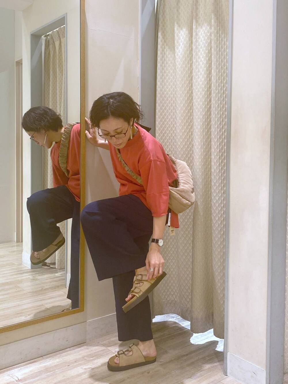 ベージュ系のサンダル、レッド系のTシャツ/カットソー、ブルー系のその他パンツを着用したレディースの夏コーディネートの2枚目の写真