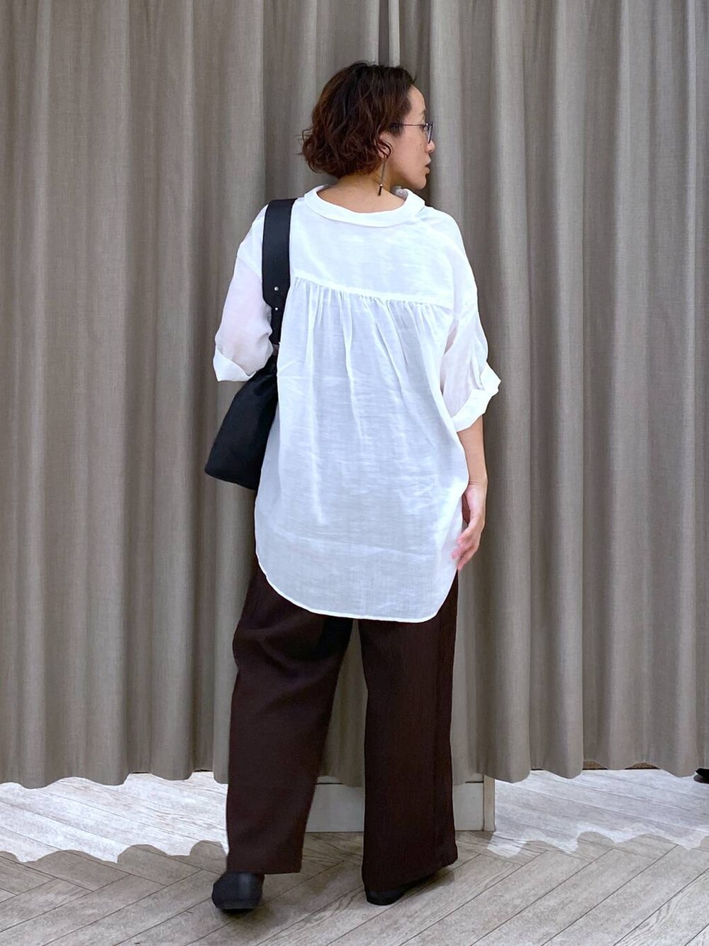 ホワイト系のシャツ/ブラウス、グレー系のパンプス、ブラウン系のその他パンツを着用したレディースの秋コーディネートの4枚目の写真