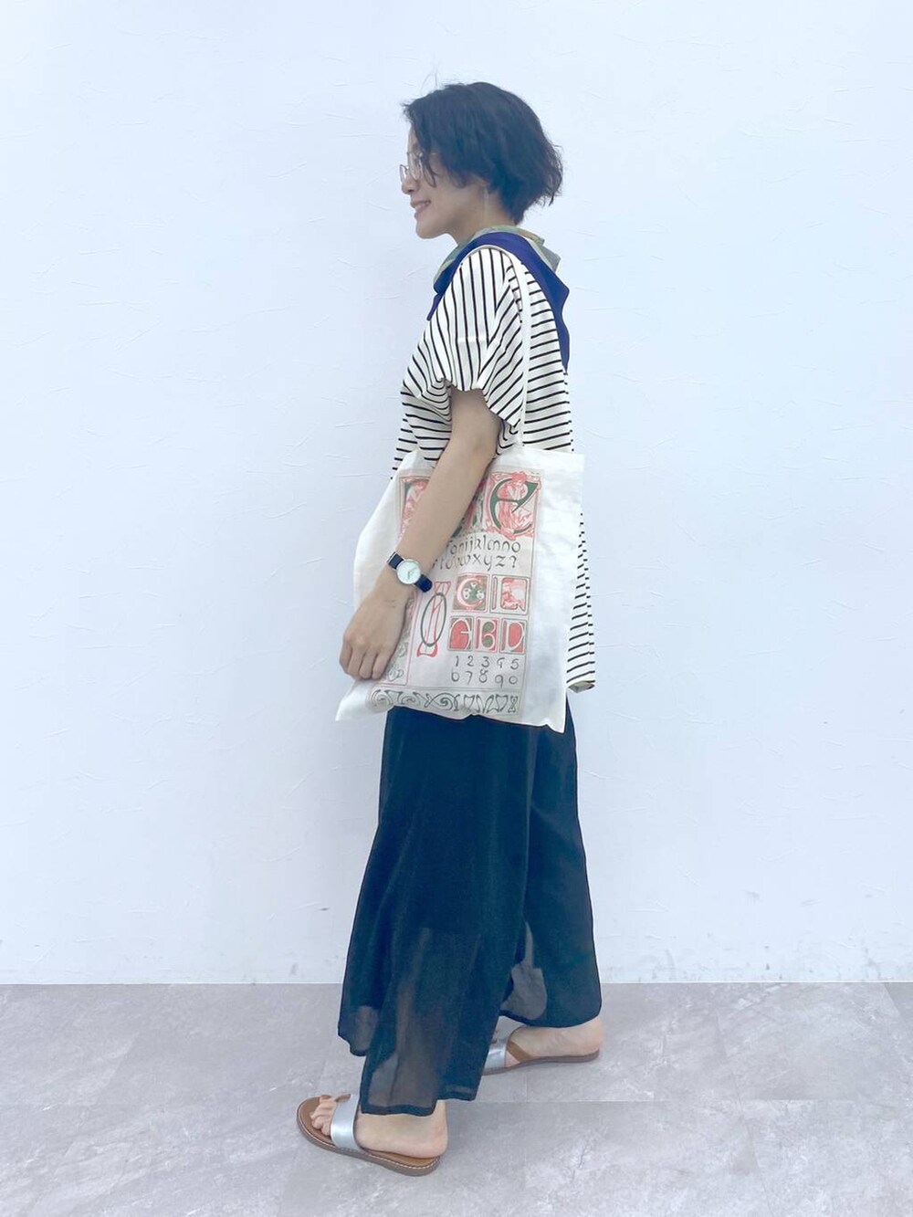 その他のTシャツ/カットソー、その他のサンダル、ブラック系のその他パンツを着用したレディースの夏コーディネートの4枚目の写真
