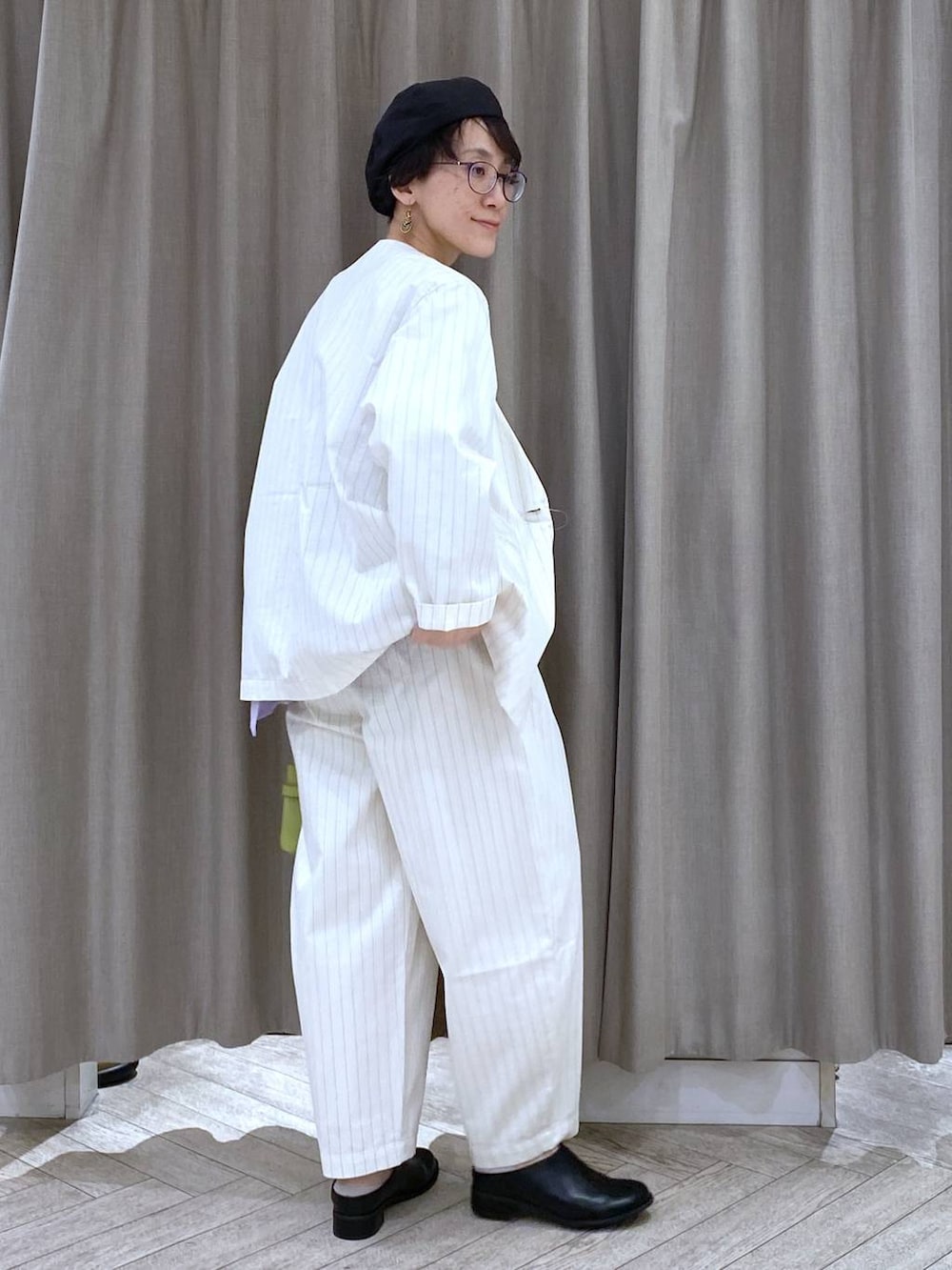 グリーン系のショルダーバッグ、その他のその他パンツ、その他のその他アウターを着用したレディースの春コーディネートの6枚目の写真