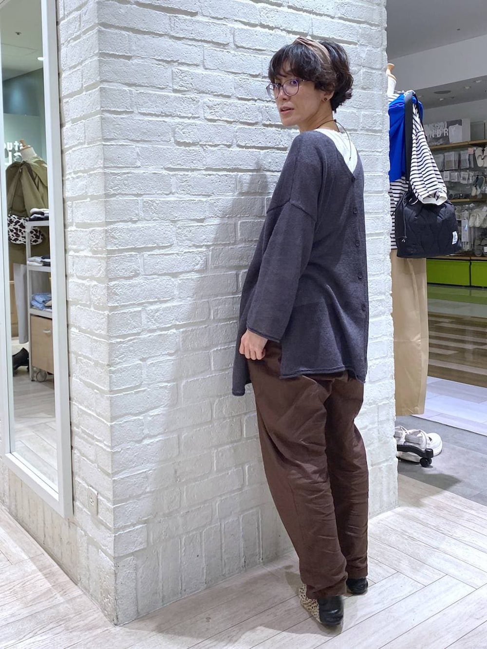 ホワイト系のTシャツ/カットソー、ブラウン系のその他パンツ、グレー系のカーディガン/ボレロを着用したレディースの春コーディネートの4枚目の写真