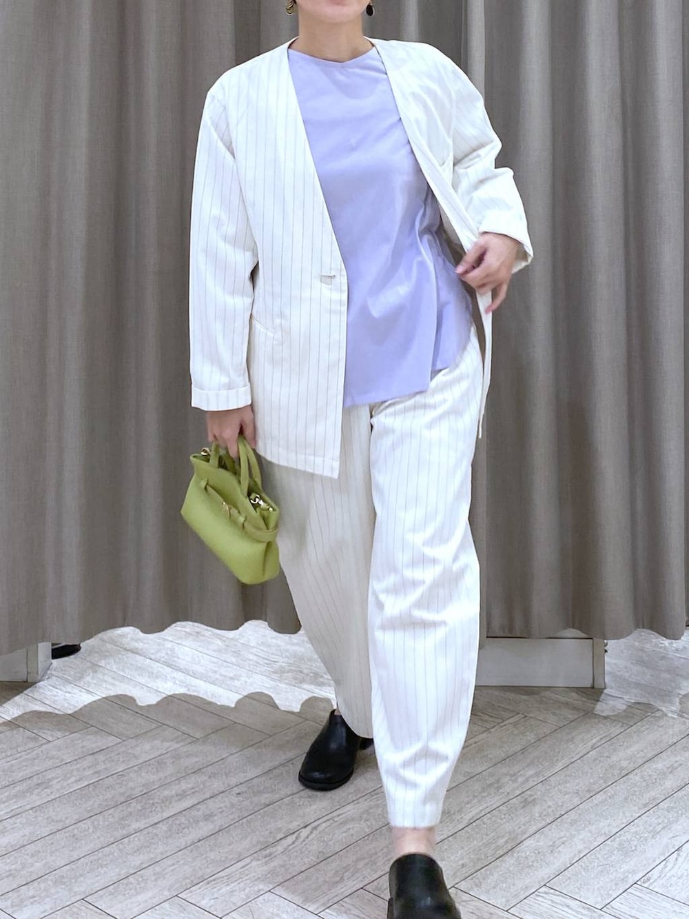 グリーン系のショルダーバッグ、その他のその他パンツ、その他のその他アウターを着用したレディースの春コーディネートの8枚目の写真