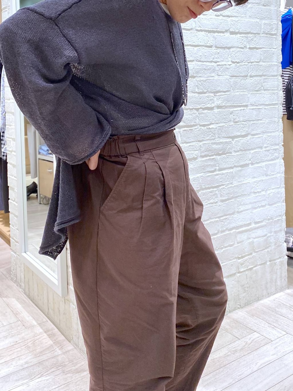 ホワイト系のTシャツ/カットソー、ブラウン系のその他パンツ、グレー系のカーディガン/ボレロを着用したレディースの春コーディネートの9枚目の写真