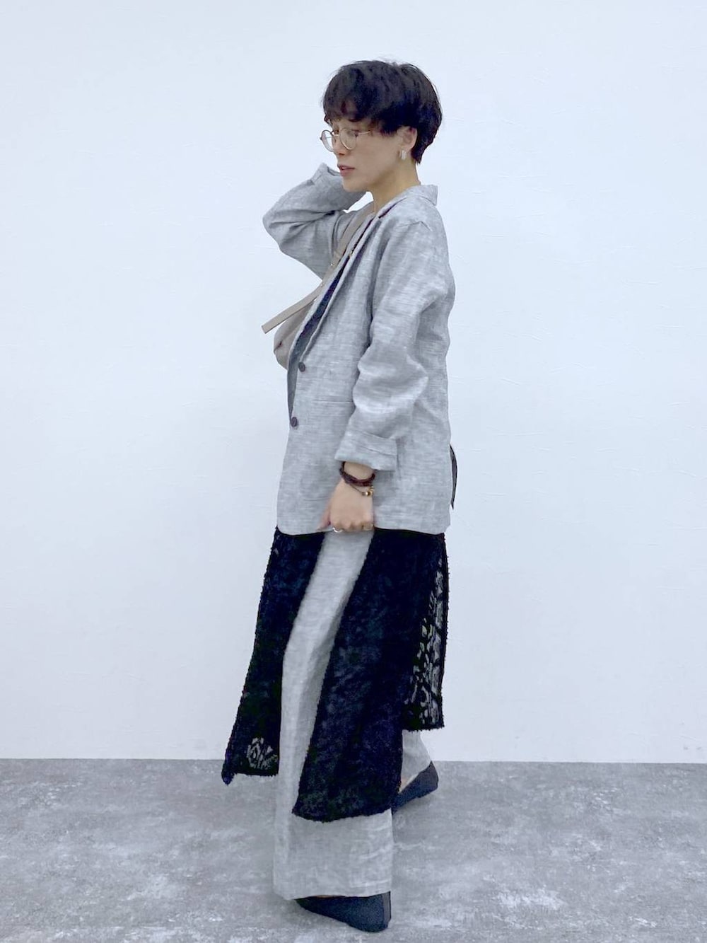 ブラック系のTシャツ/カットソー、ブラック系のベスト、グレー系のショルダーバッグを着用したレディースの春コーディネートの3枚目の写真