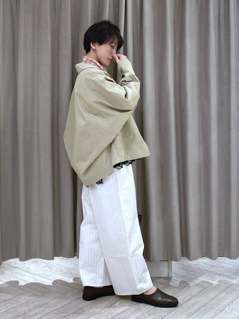 ブラウン系のスリッポン、その他のその他パンツ、ブラック系のシャツ/ブラウスを着用したレディースの春コーディネートの8枚目の写真