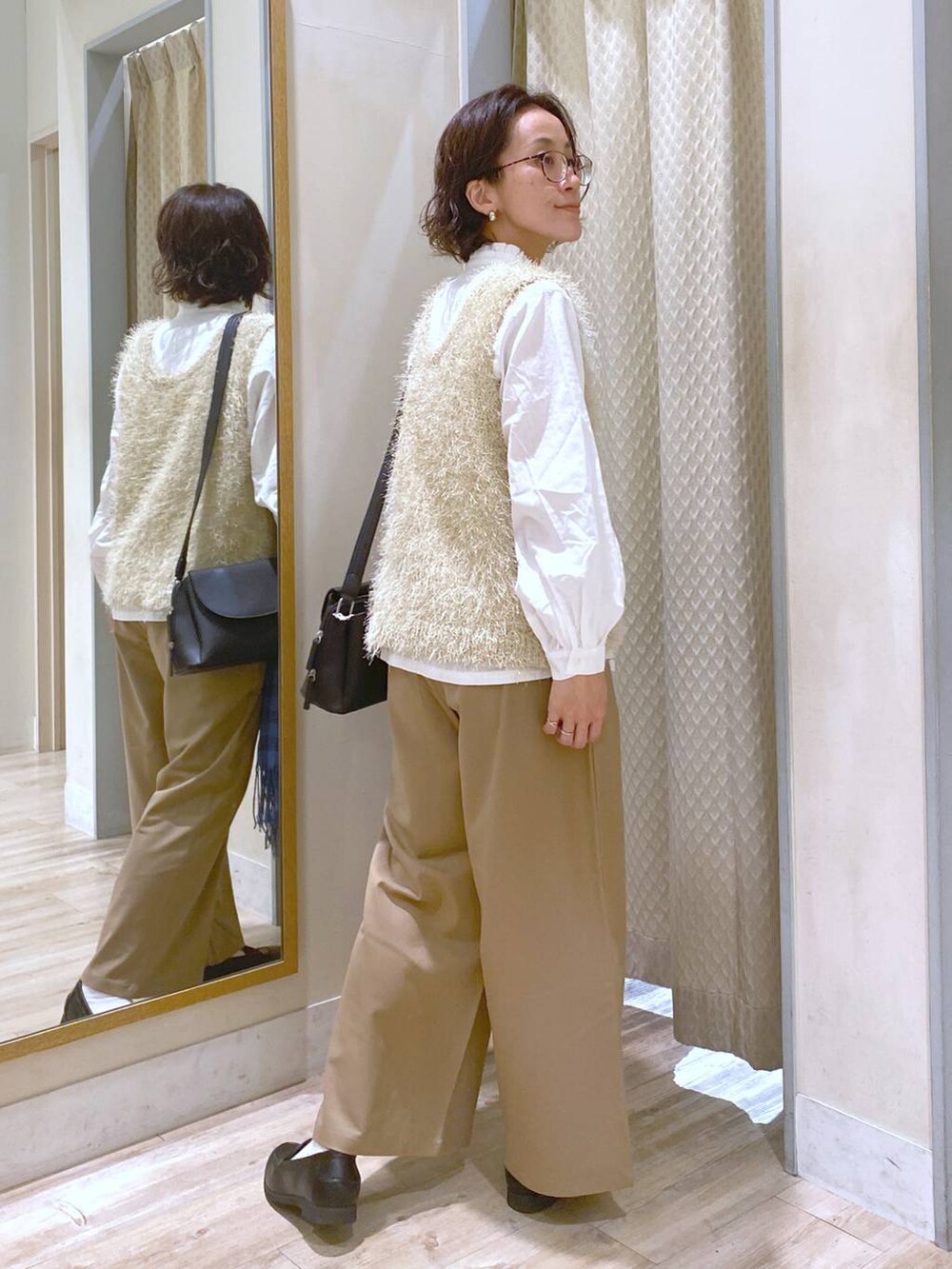 ホワイト系のシャツ/ブラウス、ベージュ系のその他パンツ、ブラック系のローファーを着用したレディースの秋コーディネートの8枚目の写真