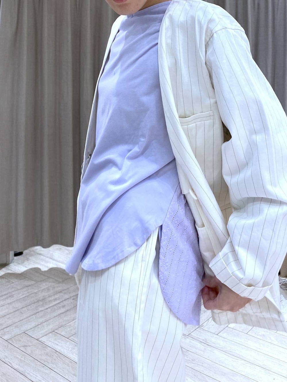 グリーン系のショルダーバッグ、その他のその他パンツ、その他のその他アウターを着用したレディースの春コーディネートの9枚目の写真