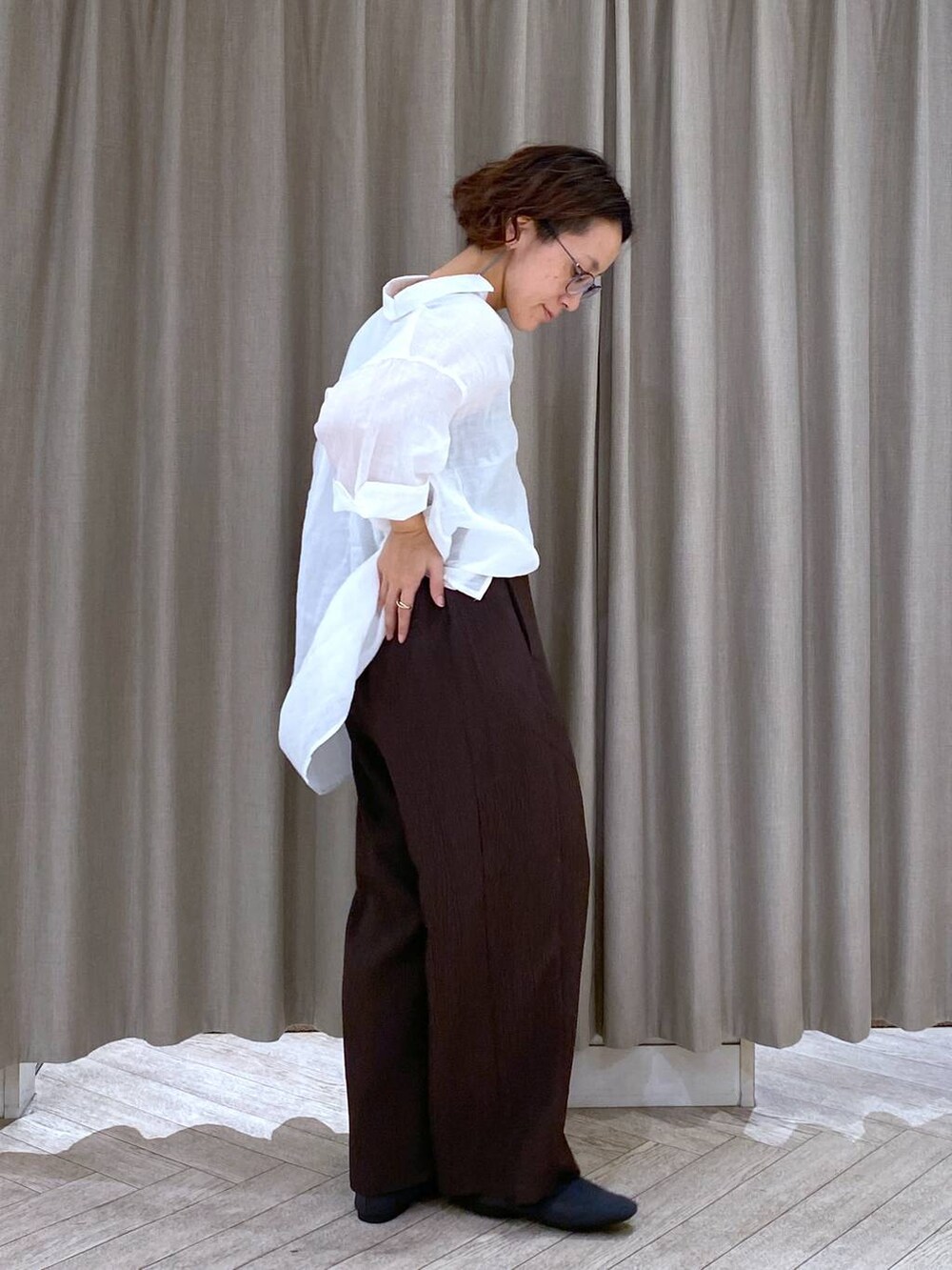 ホワイト系のシャツ/ブラウス、グレー系のパンプス、ブラウン系のその他パンツを着用したレディースの秋コーディネートの5枚目の写真