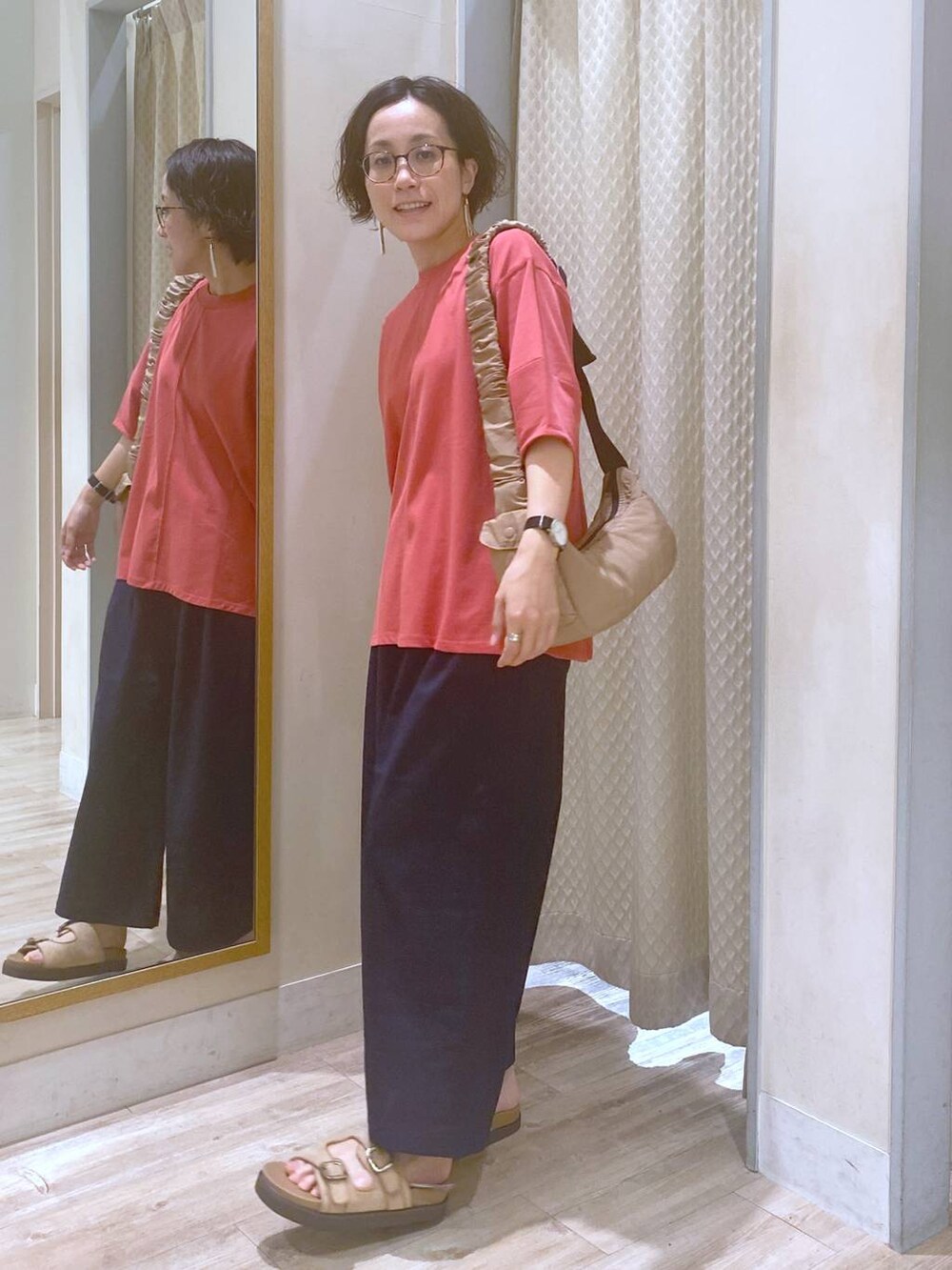 ベージュ系のサンダル、レッド系のTシャツ/カットソー、ブルー系のその他パンツを着用したレディースの夏コーディネートの3枚目の写真