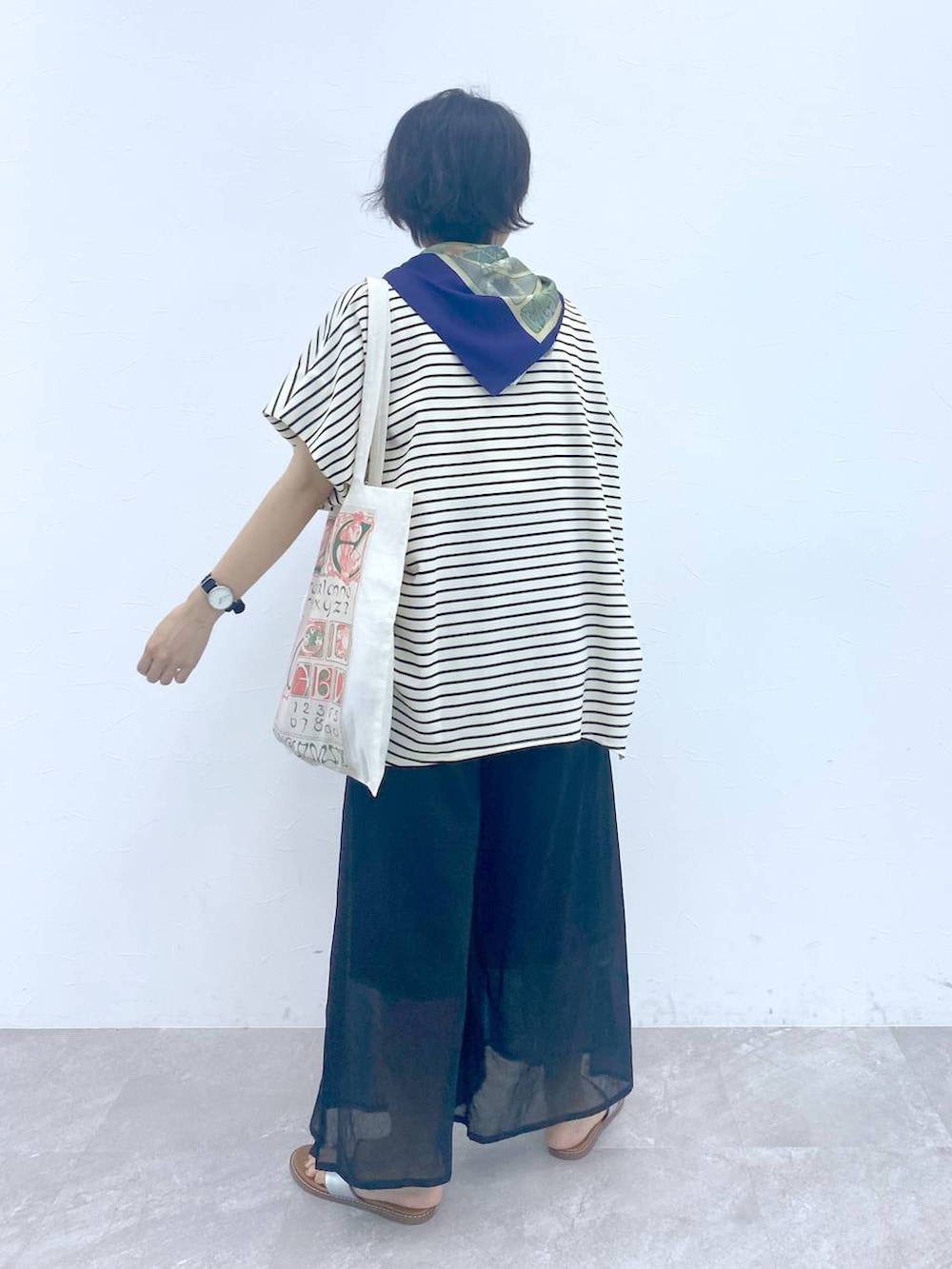 その他のTシャツ/カットソー、その他のサンダル、ブラック系のその他パンツを着用したレディースの夏コーディネートの3枚目の写真