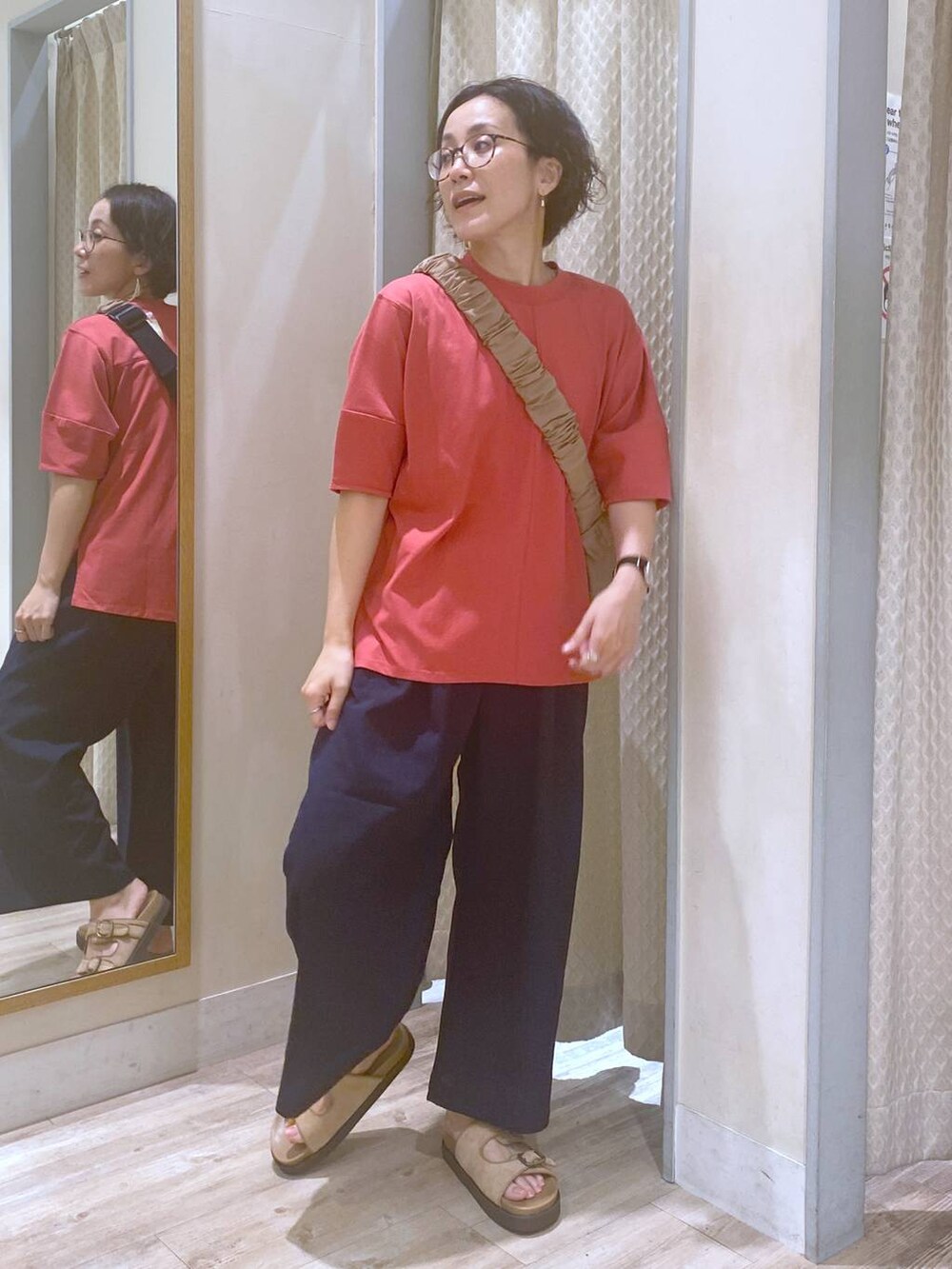 ベージュ系のサンダル、レッド系のTシャツ/カットソー、ブルー系のその他パンツを着用したレディースの夏コーディネートの8枚目の写真